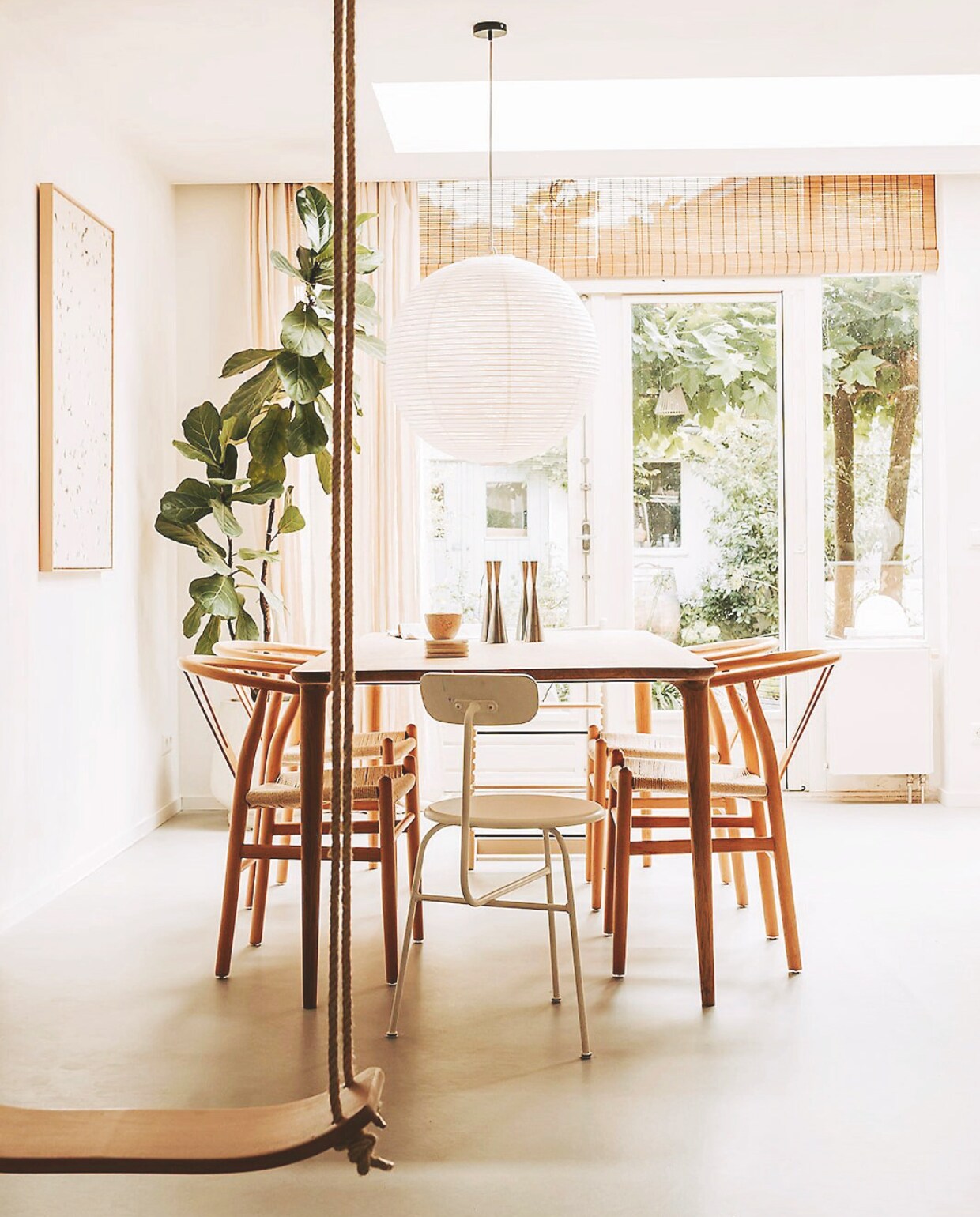 Gordijnen Zara Home, rolgordijn Kwantum, kunstwerk Maartje van den Noort, lamp Hay, eettafel Fawn van Gazzda, stoelen Loods 5, witte stoel Audo Copenhagen, schommel via ilovespeelgoed.nl. vtwonen binnenkijkspecial 12-2024 | fotografie Iris van Tricht