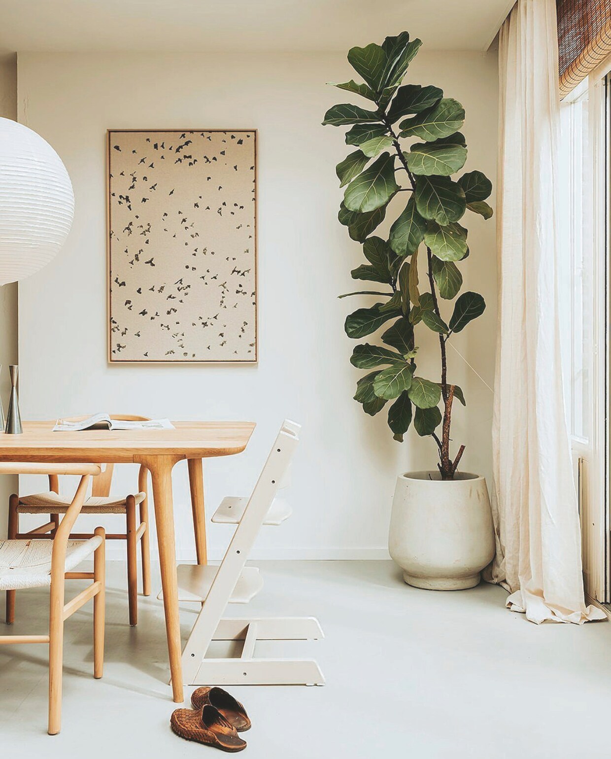 Eettafel Fawn van Gazzda, stoelen Loods 5, kandelaar vintage Ikea, kinderstoel Tripp Trapp van Stokke, plantenpot Eurofleur. Lamp Hay. Gordijnen Zara Home, rolgordijn Kwantum, kunstwerk Maartje van den Noort. vtwonen binnenkijkspecial 12-2024 | fotografie Iris van Tricht