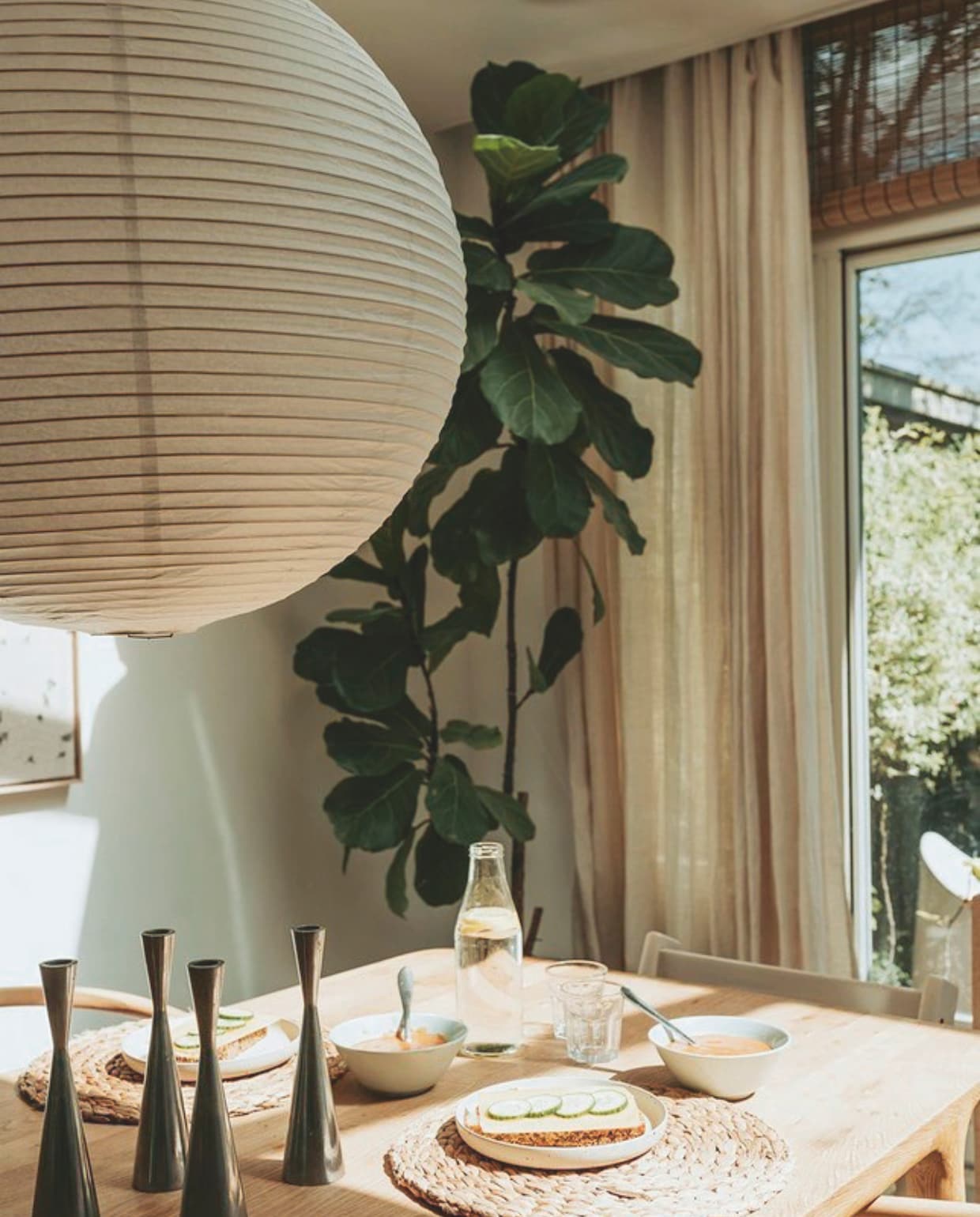 Eettafel Fawn van Gazzda, stoelen Loods 5, kandelaar vintage Ikea, kinderstoel Tripp Trapp van Stokke, plantenpot Eurofleur. Lamp Hay. Gordijnen Zara Home, rolgordijn Kwantum, kunstwerk Maartje van den Noort. vtwonen binnenkijkspecial 12-2024 | fotografie Iris van Tricht