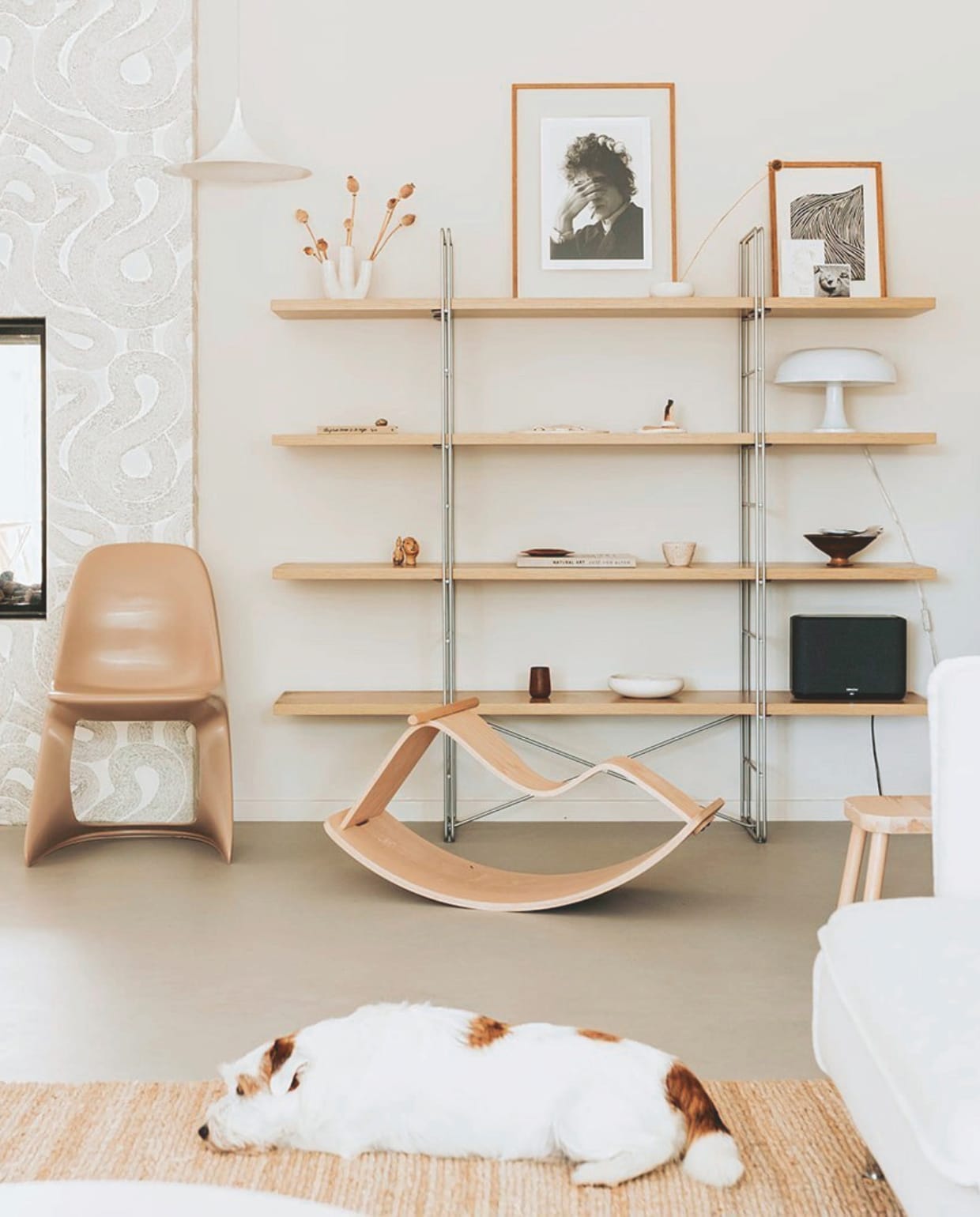 Vintage stoel Casalino van Alexander Begge, behang Zen van Sandberg Wallpaper, vintage wandkast Enetri van Ikea, trompetlamp vintage, hobbelpaard Curve Lab via Mad &amp; Mom, kruk Ikea. vtwonen binnenkijkspecial 12-2024 | fotografie Iris van Tricht