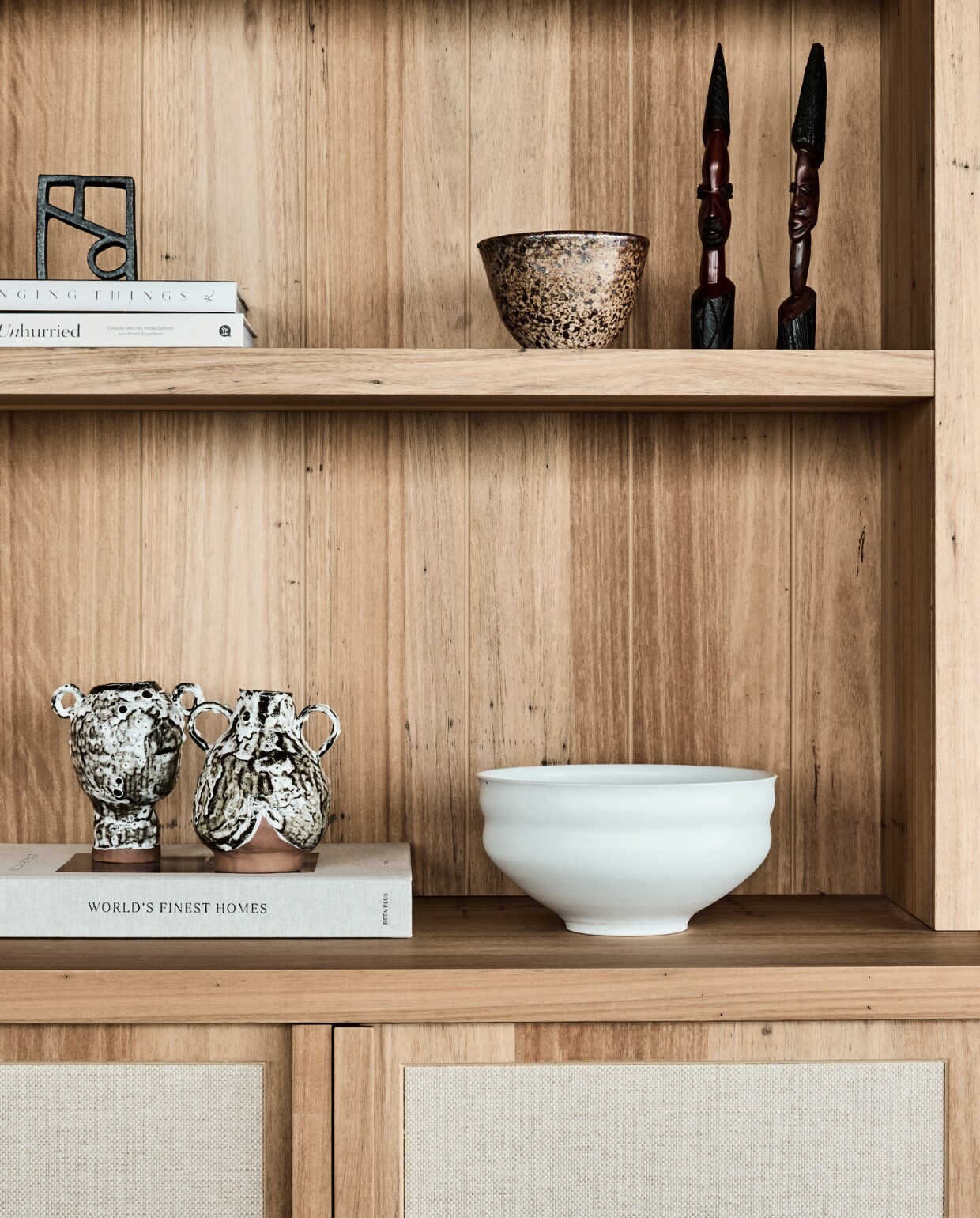Kast op maat gemaakt van blackbutt-hout met papier in de kastdeuren. stijlvol wonen 08-2024 | productie Living agency | fotografie Tom Blachford