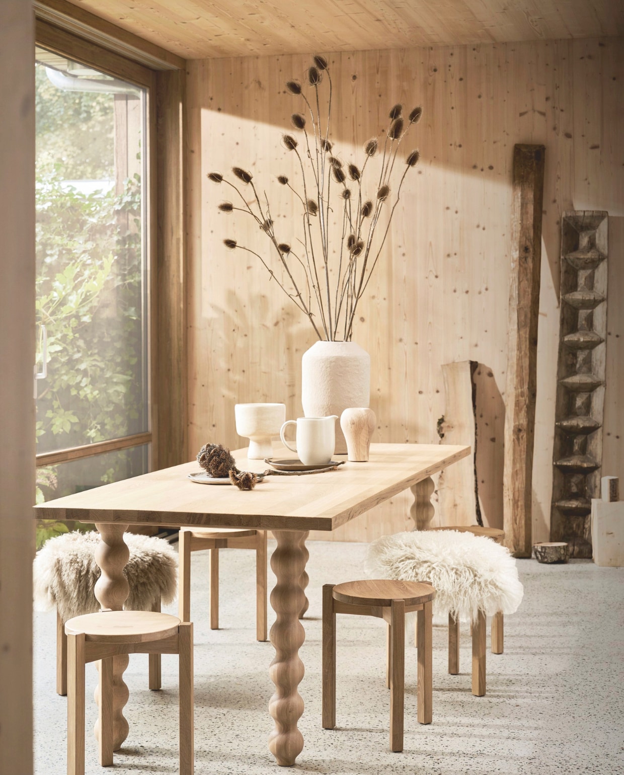 Eikenhouten eettafel Turn, 90x220 cm vanaf € 2139,-, eikenhouten krukken Base, 35,5x45 cm (Øxh) vanaf € 279,- en stukken onbewerkt hout (studio-henk.nl). Crèmekleurige schapenvacht € 79,95 (vachtenspecialist.nl). Greige schapenvacht € 149,95 (iblaursen.nl). Hoge papier-maché vaas € 59,99 (hm.com). Kan van aardewerk Costa Nova &amp; Casafina € 31,03 (bol.com). Tadelakt schaal op voet € 50,- (householdhardware.nl). Houten object, prijs op aanvraag (rubenvdscheer.nl). Antieke houten broodrijsbakken, 200 cm, vanaf € 600,- (pietjonker.nl). Overig privébezit. vtwonen 13-2024 | styling Cleo Scheulderman | fotografie Jeroen van der Spek