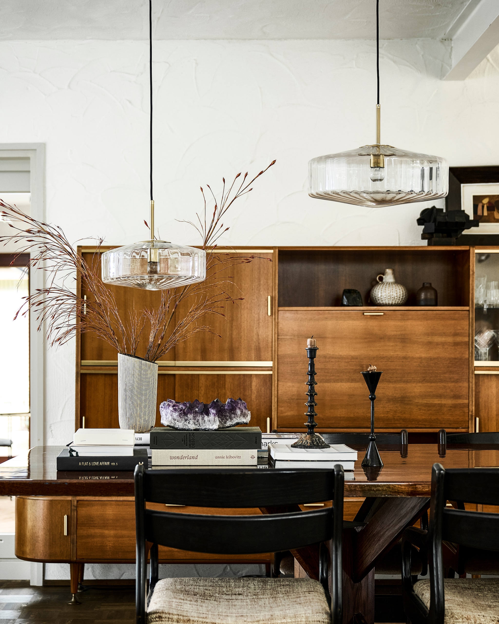 Hanglamp Pleat van vtwonen, 30 cm (Ø) € 159,- (vtwonen.nl/shop). vtwonen collectie lampen | styling Kim van Rossenberg | fotografie Sjoerd Eickmans