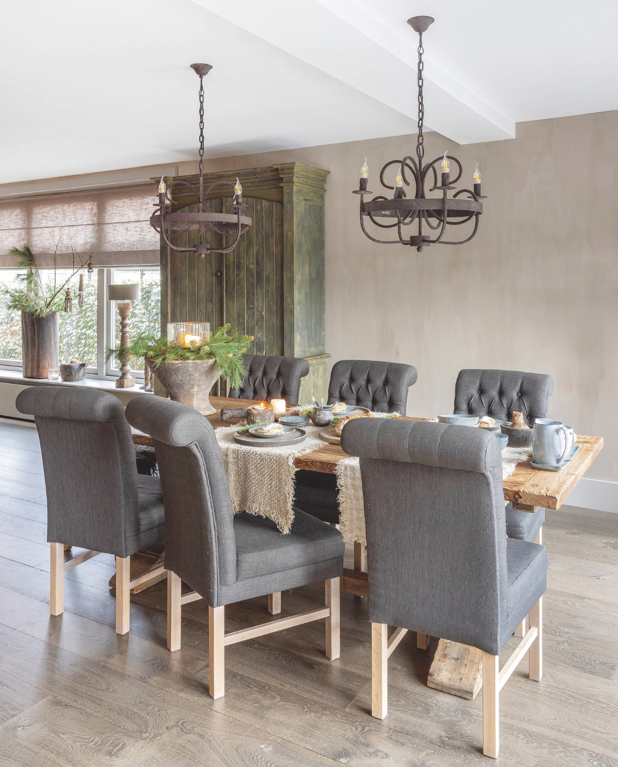 De eettafel en stoelen hadden Sabina en Jurgen al. Hanglampen Bliz zijn van Hoffz, de kast komt van Frieda Dorresteijn. Net als de houten onderborden en de grote vijzel. De tafellopers kocht Sabina bij Puur Wonen Sophie. vtwonen landelijk 07-2024 | fotografie Anneke Gambon