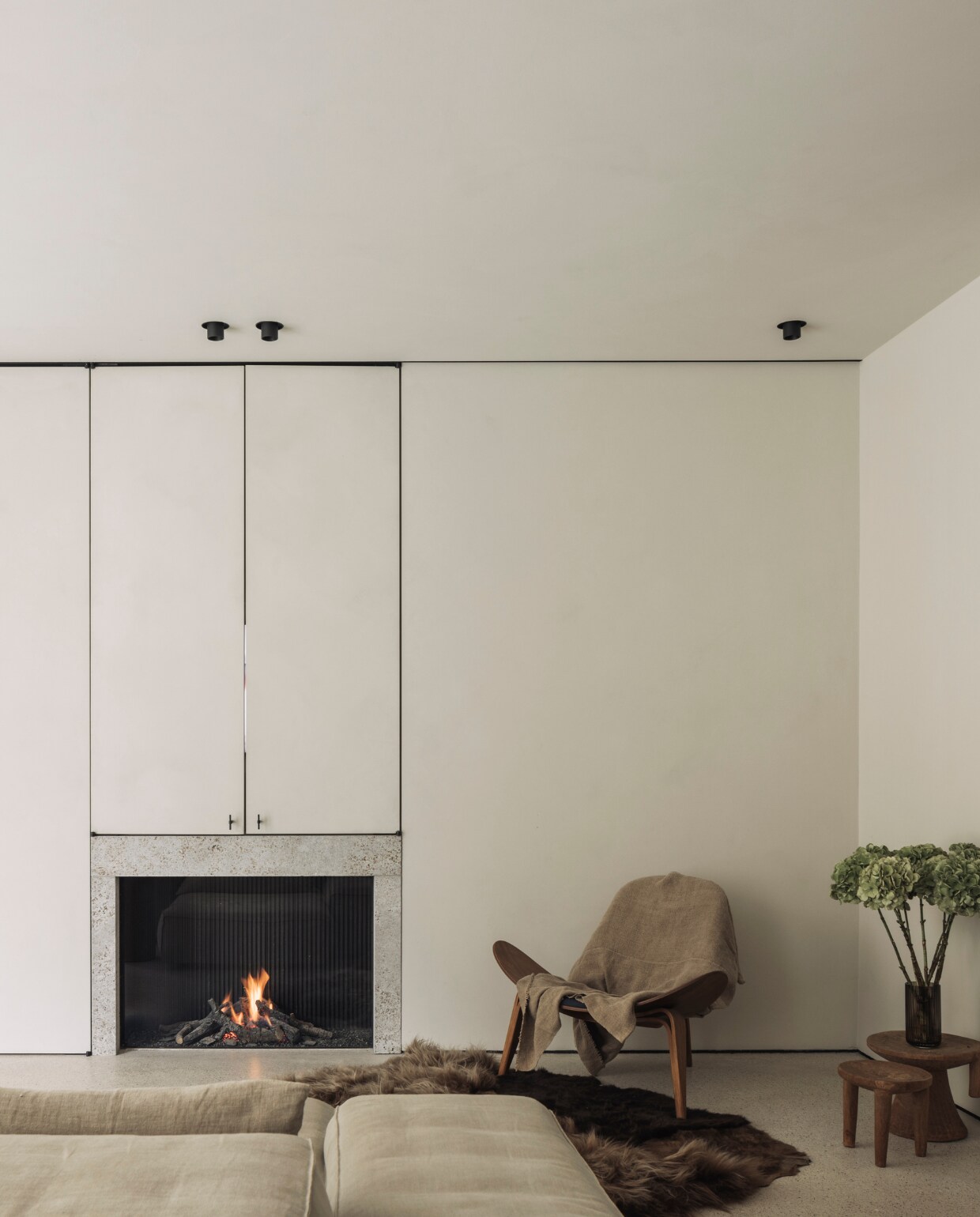 Ontwerp haardpartij en kast op maat Común Interiors. stijlvol wonen 01-2025 | fotografie Tijs Vervecken