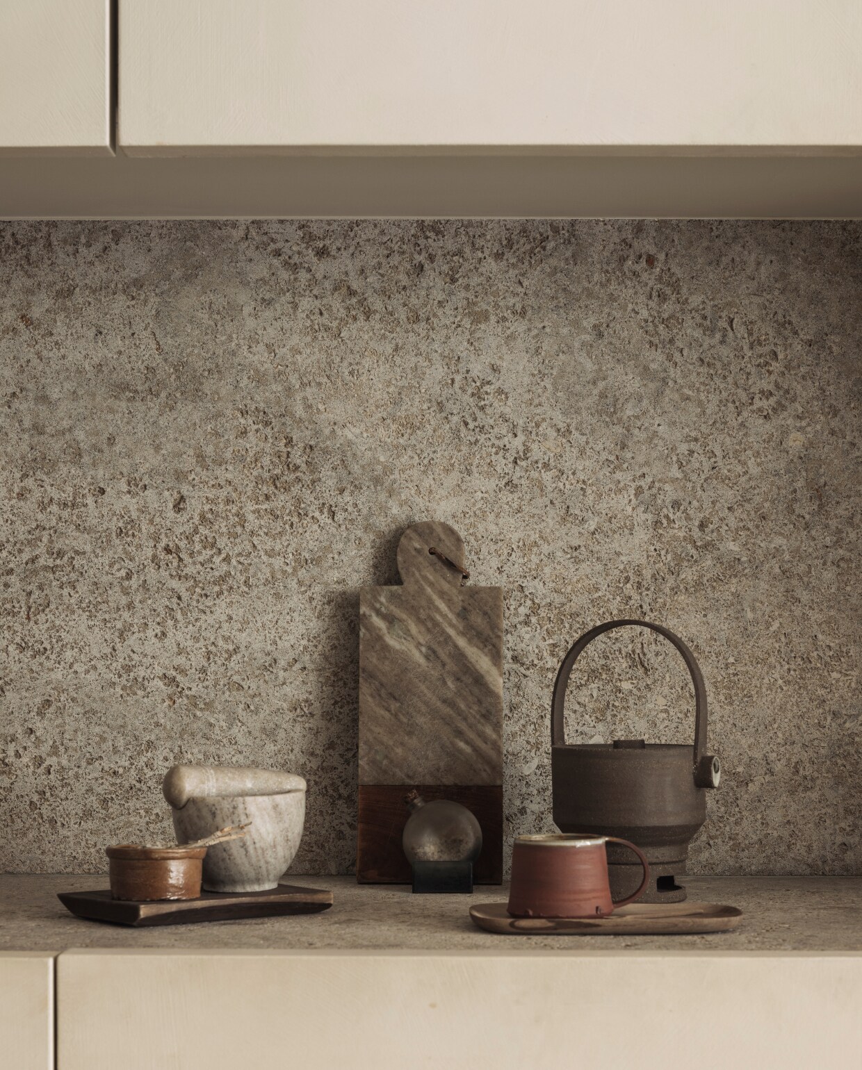 De marmeren snijplank en vijzel zijn vintage. Theepot en mok van Alex Gabriels. stijlvol wonen 01-2025 | fotografie Tijs Vervecken