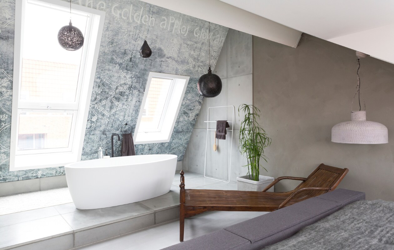Betonnen wandtegel, 96x60 cm, dikte 12 mm per stuk € 69,-, betonnen vloertegel, 96x60 cm, dikte 25 mm per stuk € 79,- (www.concreetdesign.nl). Behang Golden Apples, per m² € 110,- (www.wallanddeco.com). Hanglampen v.l.n.r. handmade oxidized brass lamp, Ø 27 cm € 309,-, Elegance Filisky Mini Oxid, Ø 17 cm € 95,-, Ball Fan XL oxid € 309,- (www.zenza.nl). Oud Chinees daybed € 395,- (www.kabinet.nl). Bad Maya van JEE-O by Dado € 4712,95, badkraan Soho van JEE-O € 2244,55 (www.jee-o.com). Zwarte handdoekring van Ferm Living, Ø 20,5 cm € 35,- (www.vtwonen.nl). vtwonen tv special | styling Frans Uyterlinde | fotografie Barbara Kieboom