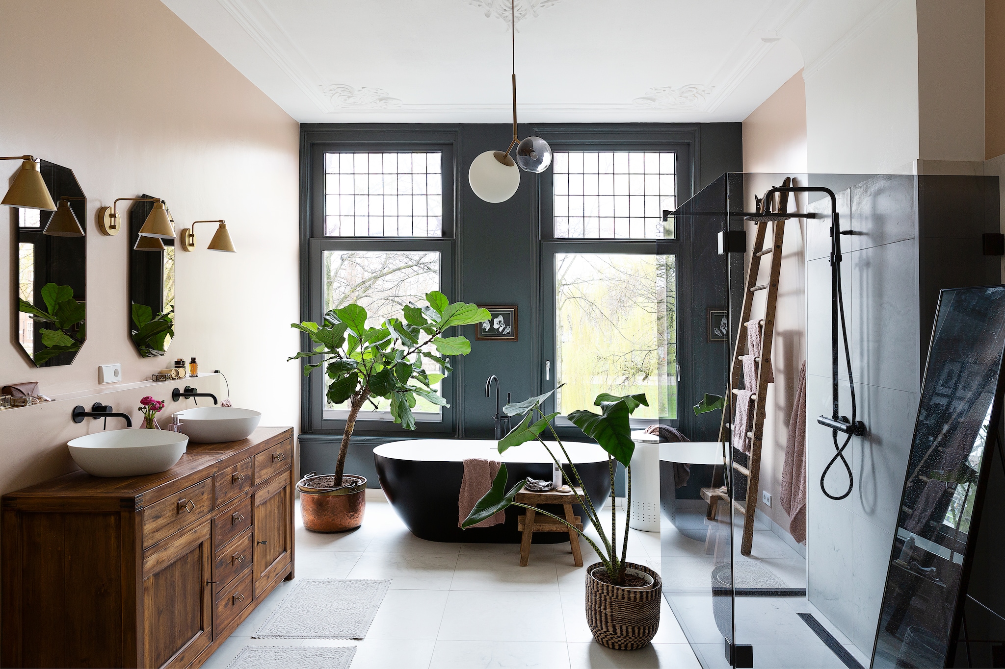 De kast is vintage. Wasbakken van Riho en kranen van Fima, alle via Stone Company. Badmatten Zara Home. Wandlampen House Doctor. Spiegels op maat gemaakt door een glashandel. Handdoekringen Ferm Living.Bad van Riho via Stone Company. Wasmand Brabantia. Kruk Xenos. Vintage pot. Mand Plek Rotterdam. Spiegels op maat gemaakt door een glashandel. vtwonen 04-2020 | styling Emmy van Dantzig | fotografie Jansje Klazinga