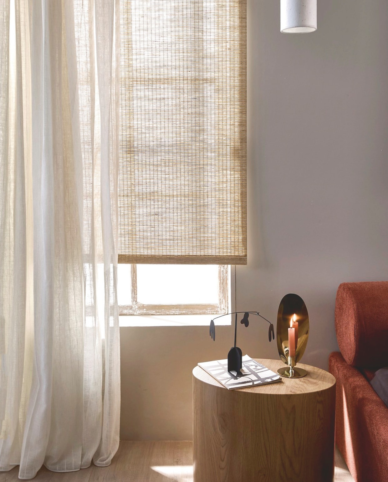 Muurverf krijtmat Warm Grey, 1 liter € 27,99. Laminaatvloer XL in Rafter naturel, met groef, per lamel 138x32,6x0,8 cm (lxbxh) per m² € 32,99. Papieren hanglamp Paper Tube, 11x40 cm (Øxh) € 49,99. Lichtdoorlatend rolgordijn Aftersun, diverse afmetingen, vanaf € 59,99. Gordijn op maat Inbetween transparant in stof Wide Stripe, kleur Ecru White Stripe (2316) per meter vanaf € 27,99.M.m.v. vtwonen.nl/shop (bijzettafel Dice van By Fonq), wehkamp.nl (bed Cille van Studio Livit), hm.com (kandelaar, mobile). Overig privébezit. vtwonen 13-2024 | styling Sanne Ketelaar | fotografie Peggy Janssen