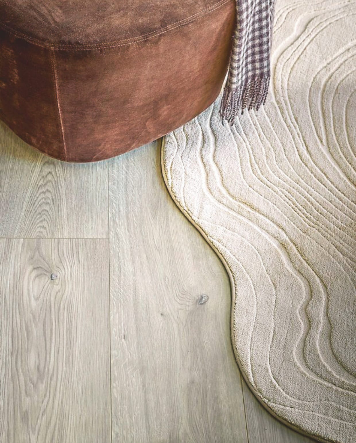 Evc-vloer in Oat, inclusief geïntegreerde ondervloer, per lamel 129x24,6x0,5 cm, per m² € 55,99. Polyester vloerkleed Tree Life, 165x180 cm € 159,- en 180x200 cm € 259,-.M.m.v. designtales.nl (fauteuil Gomo Lounge Chair van Fredericia Furniture), zarahome.com (plaid). vtwonen 13-2024 | styling Sanne Ketelaar | fotografie Peggy Janssen