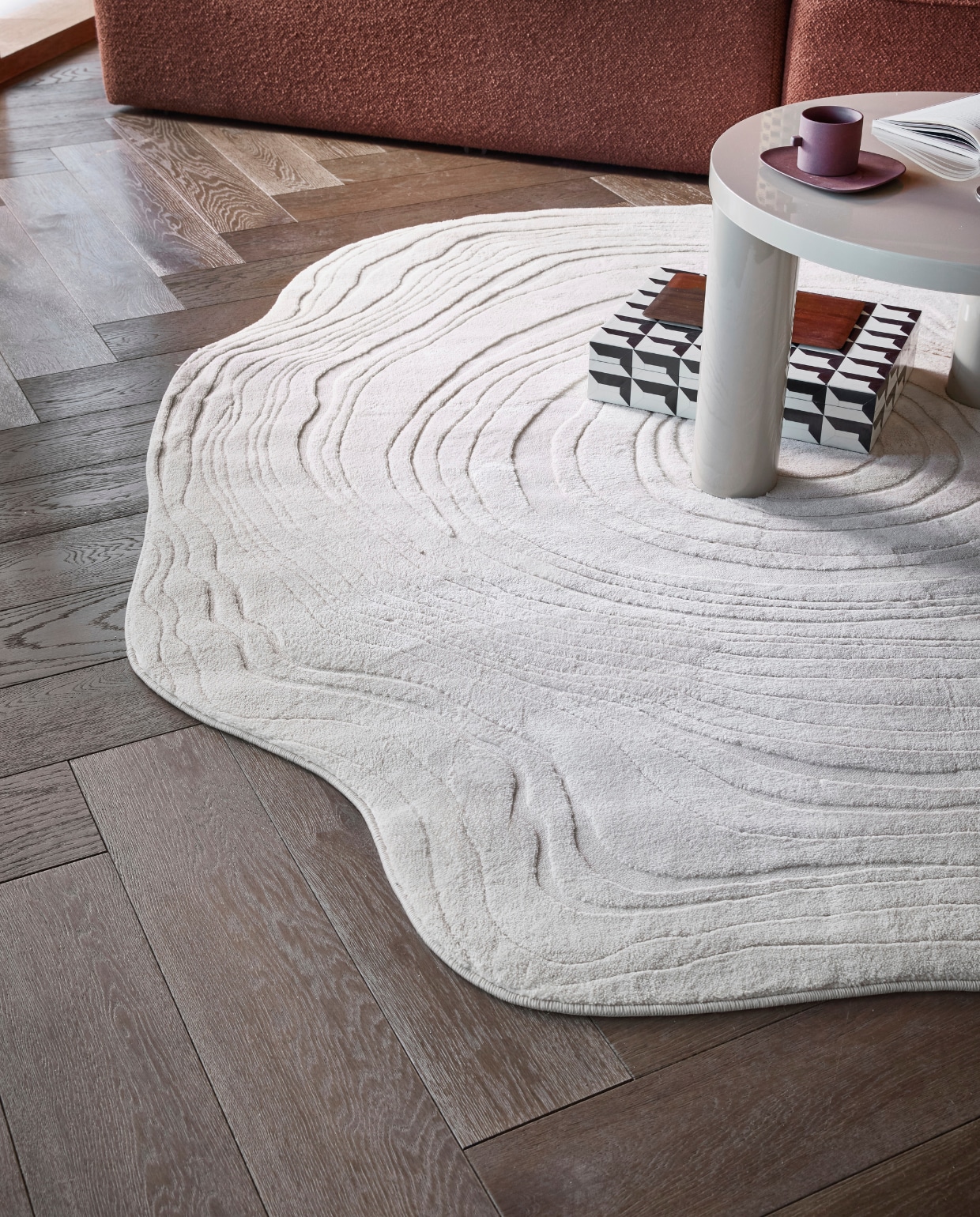 Muurverf krijtmat Red Earth, 1 liter € 27,99. Binnenlak mat Terra, 0,5 liter € 27,99. Houten vloer Visgraat eiken bruin geolied, ook in eiken wit en eiken naturel geolied, per lamel 75x15x1,4 cm (lxbxh) per m² 69,95. Polyester vloerkleed Tree Life, 165x180 cm € 159,- en 180x200 cm € 259,-. Papieren tafellamp Paper Tube, 11x36,5 cm (Øxh) € 39,99. Lichtdoorlatend rolgordijn Aftersun, diverse afmetingen, vanaf € 59,99.M.m.v. designtales.nl (elementenbank Eave van Audo, stoel J39 van Fredericia Furniture door Børge Mogensen), zarahome.com (kussenhoes, plaid, dienblad, bruine vaas), vtwonen.nl/shop (zwart-witte vaas Shadow van Hay, salontafel Post van Ferm Living), hm.com (glazen vaas, dienblad met geschulpte rand, zwart-wit dienblad, vaas met bubbels, beige vaas, boekensteun, zwarte schaal op voet, houten doos met geschulpte rand). Overig privébezit. vtwonen 13-2024 | styling Sanne Ketelaar | fotografie Peggy Janssen