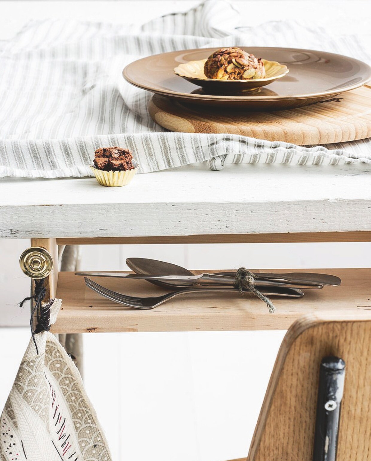 1 espenhouten kruidenrek Bekväm, 40x10x9 cm (bxdxh) € 3,99 (ikea.nl). vtwonen 13-2024 | fotografie Louis Lemaire | productie en styling Janneke Peters | assistentie Jef van Tricht