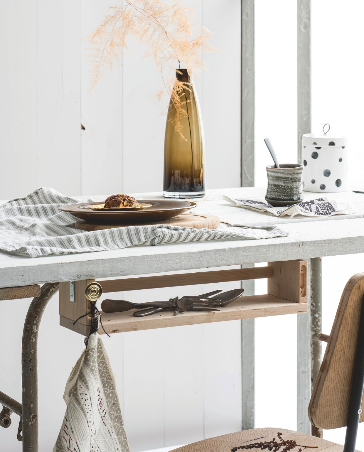1 espenhouten kruidenrek Bekväm, 40x10x9 cm (bxdxh) € 3,99 (ikea.nl). vtwonen 13-2024 | fotografie Louis Lemaire | productie en styling Janneke Peters | assistentie Jef van Tricht
