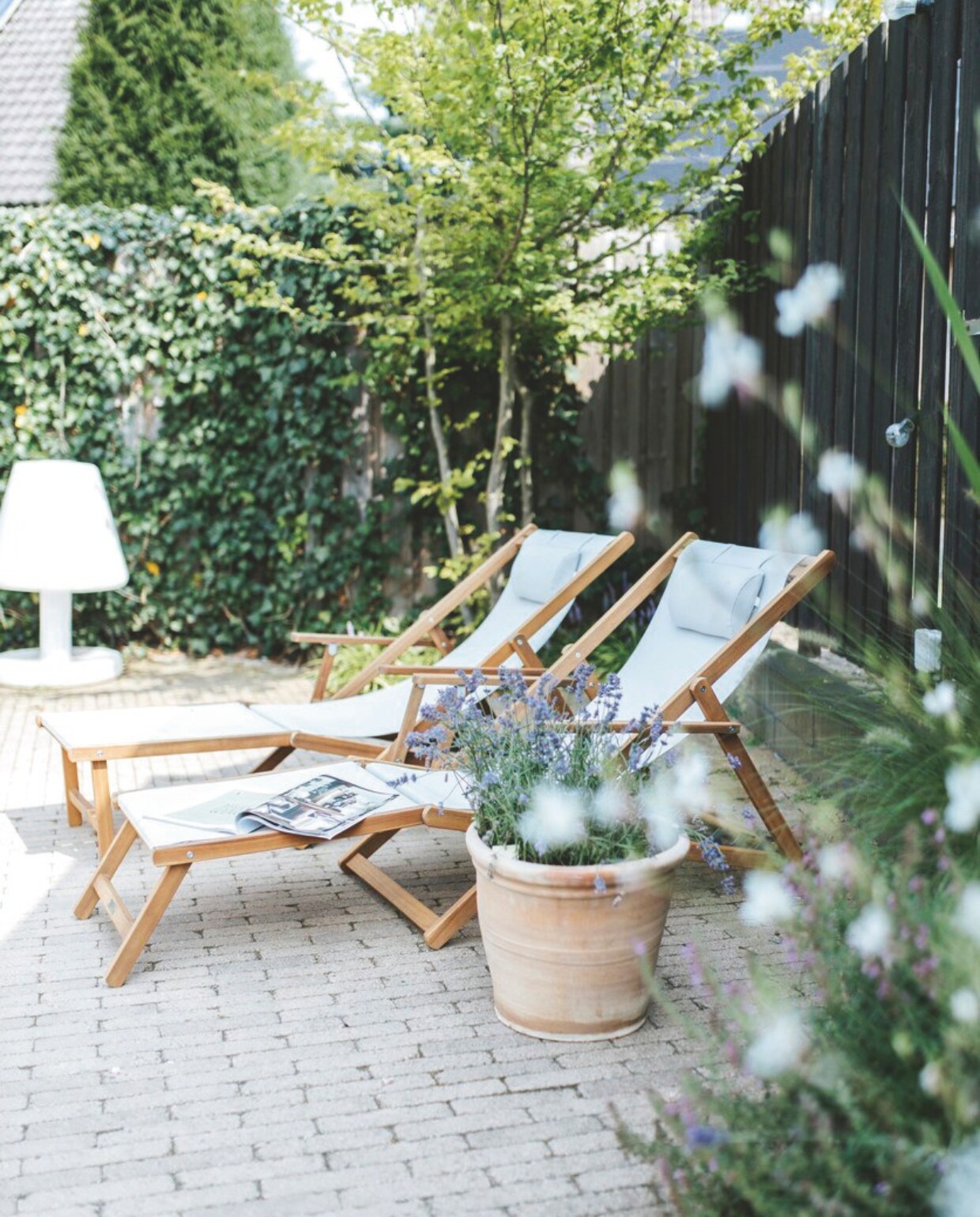 Strandstoelen La Redoute, bloempot Intratuin, buitenlamp Fatboy vtwonen binnenkijkspecial 11-2024 | fotografie Merel Annabel Visscher