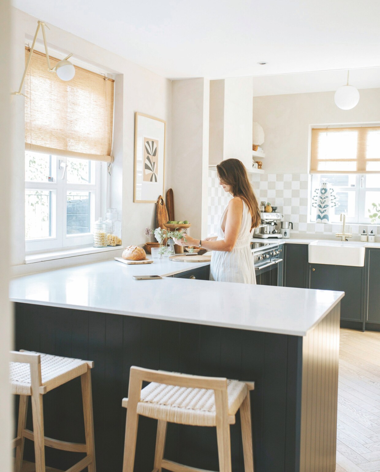 Wandkleur White Truffle Chalk van Lab Paint. Keukenfronten K14 in kleur Railings Farrow &amp; Ball. Krukken La Redoute. Zelliges Impermo. Wandlamp en hanglamp Nordlux. Print Desenio. Fornuis Smeg. Espressomachine Solis. Rolgordijnen Color &amp; Co. Overig tweedehands. vtwonen binnenkijkspecial 11-2024 | fotografie Merel Annabel Visscher