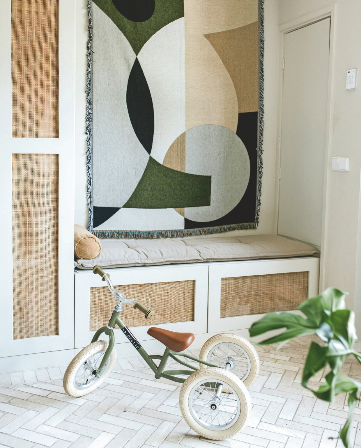 Muurkleur en kleur kast Shaded White van Farrow &amp; Ball. Kast Platsa frame van Ikea. Wandkleed Ferm Living. Rolkussen Casa. Fiets Veloretti. Tegels Designtegels. vtwonen binnenkijkspecial 11-2024 | fotografie Merel Annabel Visscher