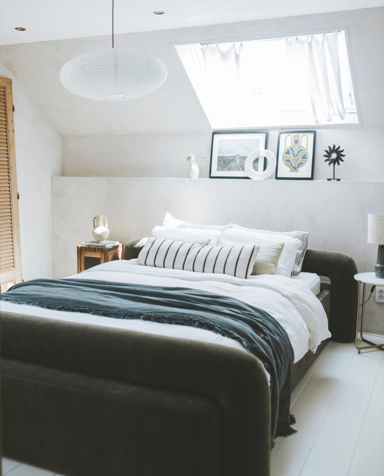 Muurkleur White Truffle Chalk van Lab Paint. Vloerkleur Slipper Satin van Farrow &amp; Ball. Bed Jotex. Houten nachtkastje Marktplaats. Gestreept kussen zelfgemaakt. Groene kussens Karwei. Beddengoed Yumeko. Tafellamp Jysk. Poster The Poster Club. Houten deuren Empire Furniture. Kruik en waxinelichthouder kringloop. Hanglamp Nordlux. Gordijn zelfgemaakt. vtwonen binnenkijkspecial 11-2024 | fotografie Merel Annabel Visscher
