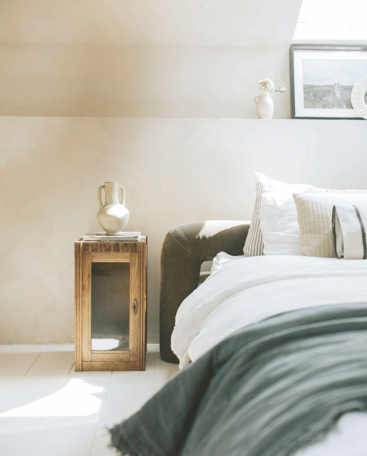 Nachtkastje Marktplaats, vaas kringloop. Bed Jotex, beddengoed Yumeko, sprei H&amp;M Home. Muurkleur White Truffle Chalk van Lab Paint. vtwonen binnenkijkspecial 11-2024 | fotografie Merel Annabel Visscher