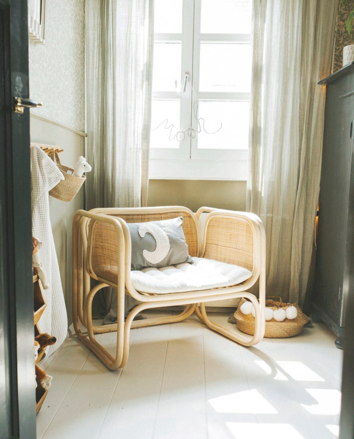 Muurkleur Olive van Fairf. Kast, fauteuil, opbergbak Marktplaats. Kussen in stoel en naamhanger zelfgemaakt. Mand Kwantum. Behang Sandberg Wallpaper. Gordijnen H&amp;M Home. vtwonen binnenkijkspecial 11-2024 | fotografie Merel Annabel Visscher