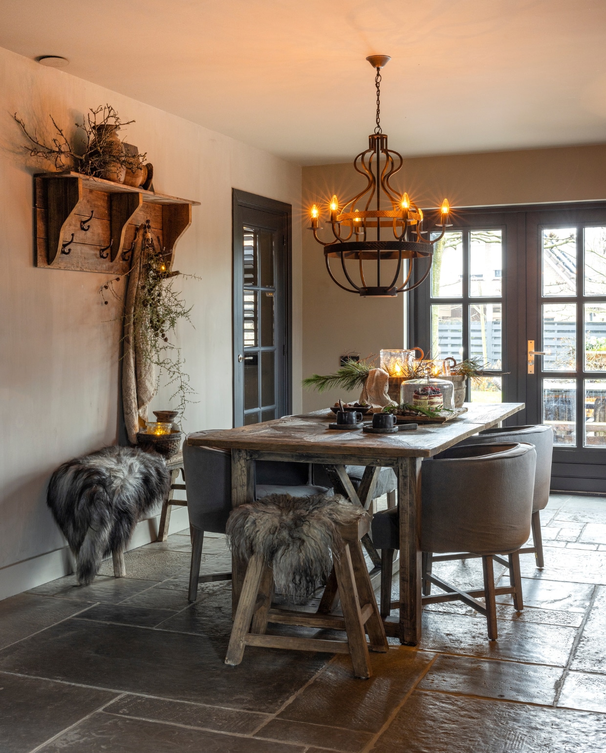 De tafel is van Rivièra Maison. Antracietkleurige stoelen Kaatje zijn van Bibi’s Lifestyle, net als alle woonaccessoires. De kroonluchter en het wandrek met kapstokhaken komen van Hoffz, via Frieda Dorresteijn. Traditioneel staat elke kerst de glazen stolp van de overleden moeder van Diana op tafel met daaronder een taartje. vtwonen landelijk 07-2024 | fotografie Anneke Gambon