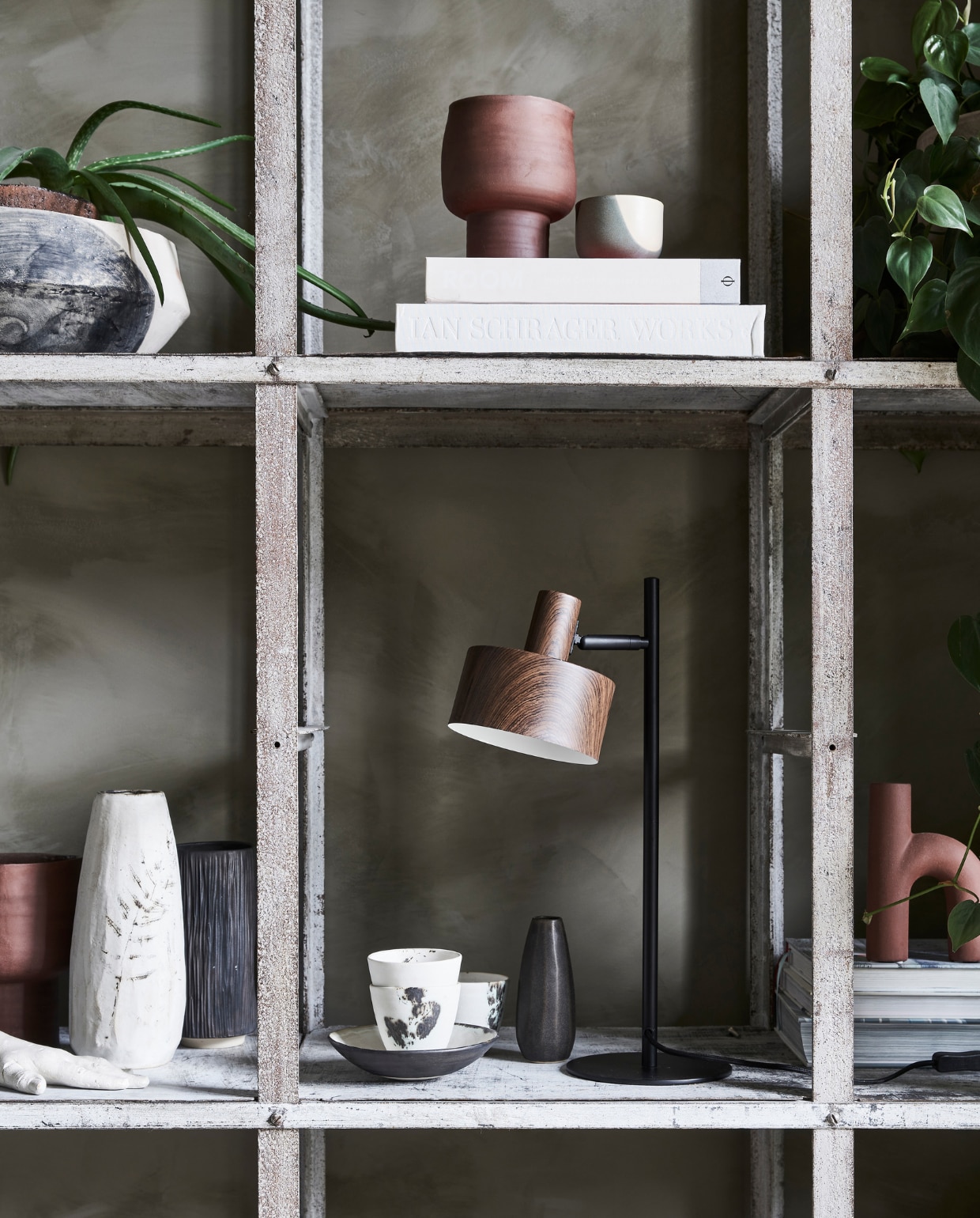 Metalen tafellamp Woody, 16x30x51 cm (hxbxd), exclusief lichtbron € 79,99. M.m.v. pure-original.nl (muurverf Fresco in de kleur Tundra). Overig privébezit. vtwonen 13-2024 | styling Sanne Ketelaar| fotografie Peggy Janssen (lamp Paper Tube) | styling Marlies Does | fotografie Bart Brussee (lamp Woody) | productie Tanja Saarberg