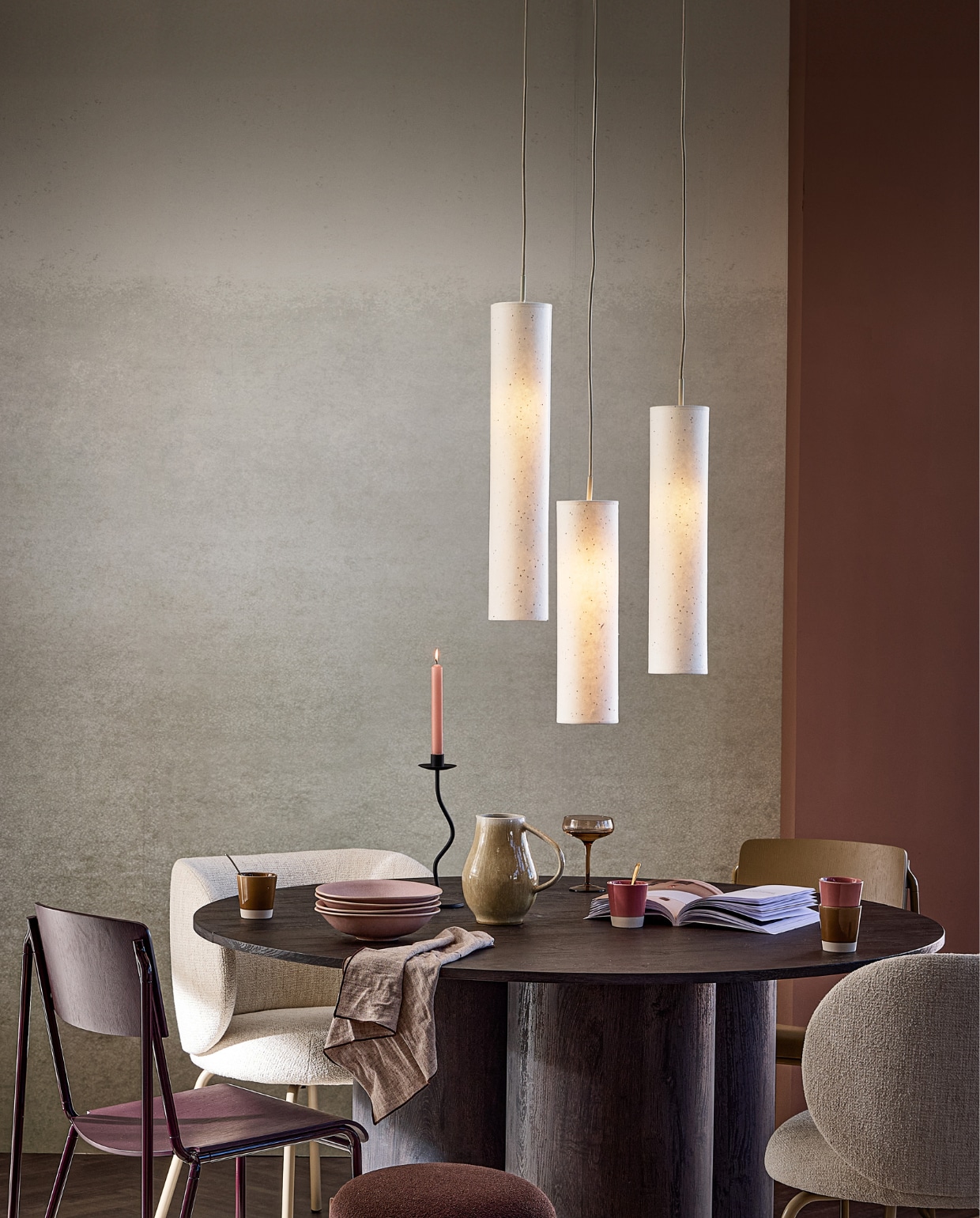 Papieren hanglamp Paper Tube 3-lichts, 40x148 cm (Øxh) € 199,-. Muurverf krijtmat Soft Clay, 1 liter € 27,99.M.m.v. vtwonen.nl/shop (eettafel Oona van Woood, bouclé eetkamerstoel Rico van Ferm Living, groene eetkamerstoel Petit van Hay, pastaborden Mixed Ceramics van By FonQ), hm.com (kan, kandelaar, champagnecoupe, mok). Overig privébezit. vtwonen 13-2024 | styling Sanne Ketelaar | fotografie Peggy Janssen | productie Tanja Saarberg