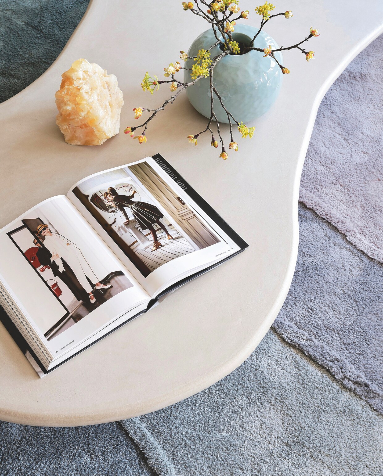 Linda: ‘Voor de salontafel wilde ik een ander materiaal dan hout of glas, dus koos ik dit exemplaar van stuc. Bij het raam is een koffieplekje met fauteuils van Cassina.’ Vloerlamp  Contardi, bijzettafel Porada. stijlvol wonen 08-2024 | fotografie Space Content Studio
