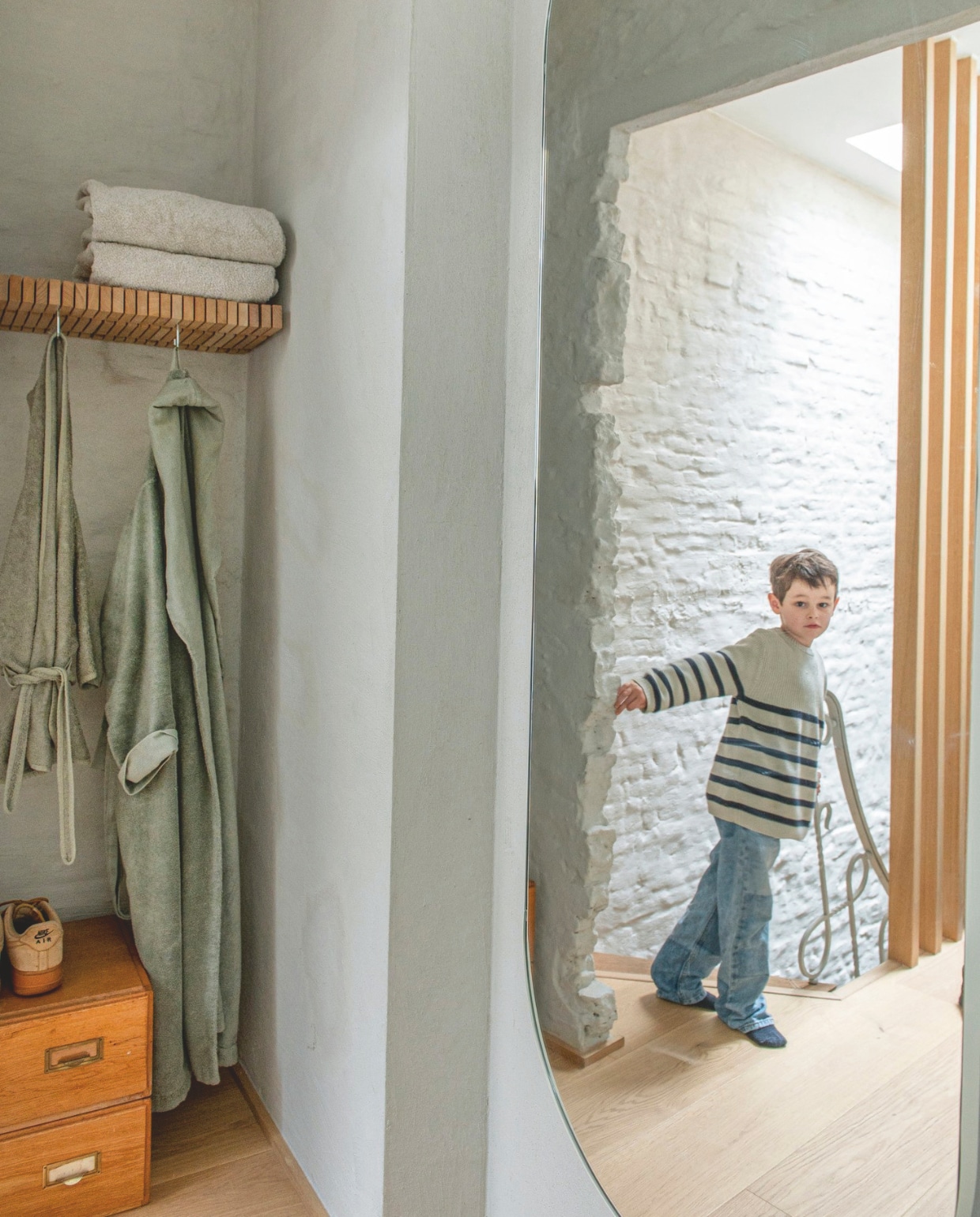 Eiken kapstok Myshelf van By Anouk, vintage opberglades uit Noorwegen, linnengoed Marie-Marie, spiegel Kristina Dam. vtwonen 13-2024 | styling Jeske Weel | fotografie Caroline Coehorst