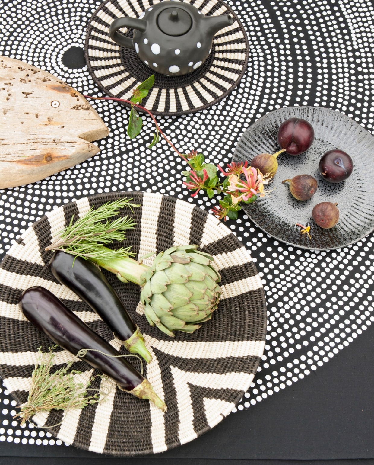 Stippenstof Fokus per meter € 43,- (Marimekko). Schalen Swazi Sisal vanaf € 29,-, handgemaakte houten vis vanaf € 39,- (Couleur Locale). Theepot van HK Living € 36,95 (www.vtwonen.nl). Geglazuurd bord van Madam Stoltz, Ø 21 cm € 9,75 (www.deens.nl). vtwonen 05-2017 | Styling Marianne Luning | Fotografie Anna de Leeuw