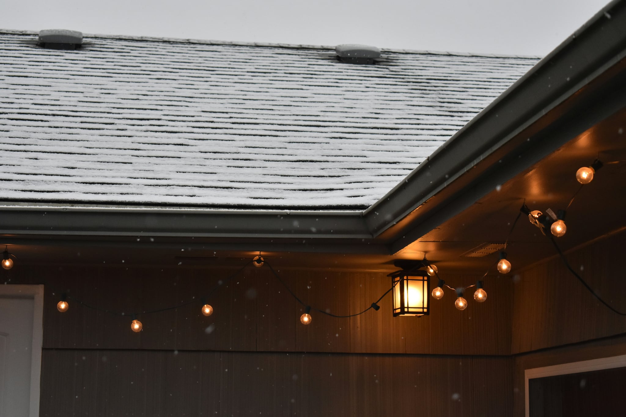 Kerfstverlichting onder de overkapping of veranda fotografie Knopka Ivy