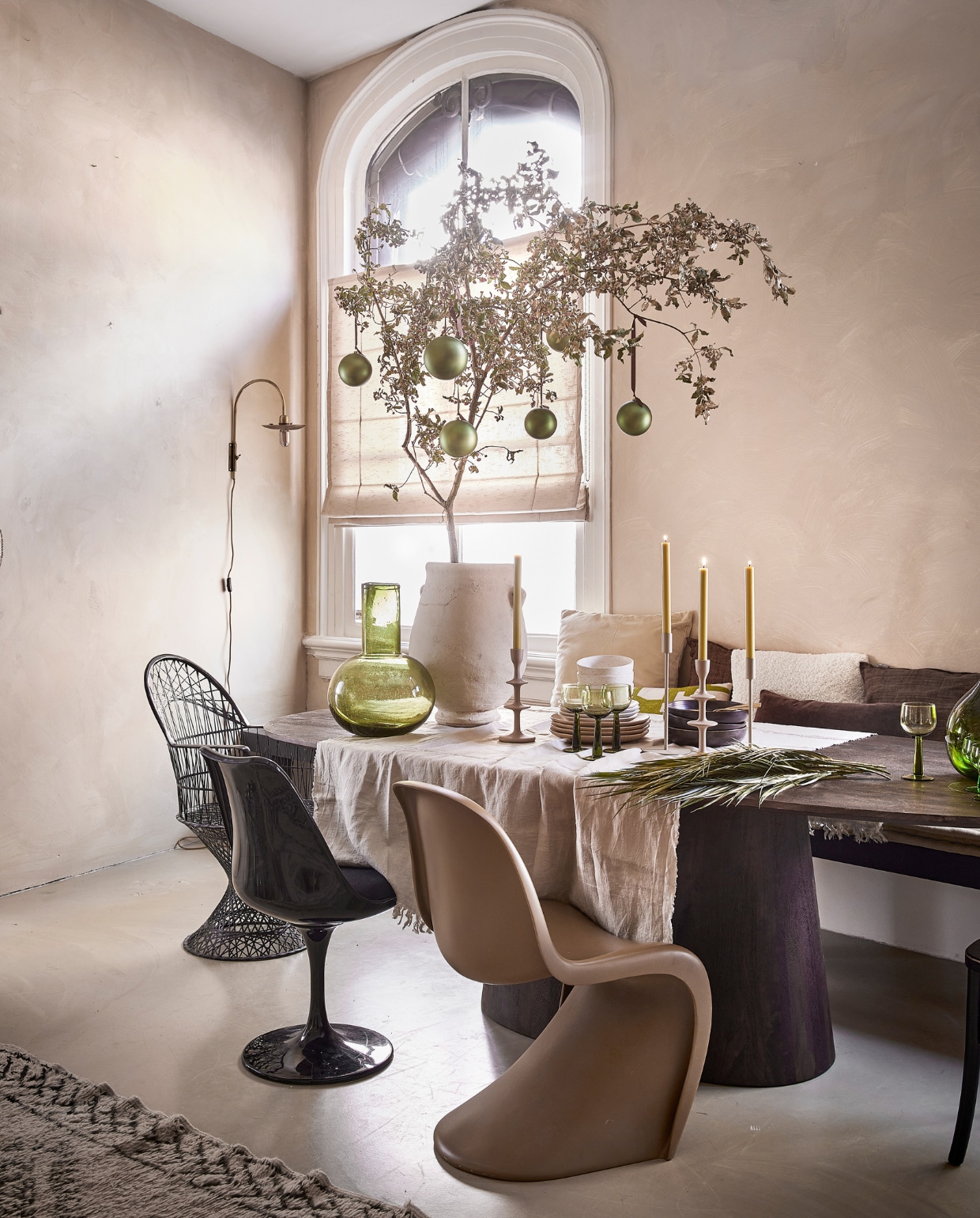 Groene ballen, per 6 € 16,16 (bol.com). Kandelaars recht € 9,95 en € 12,95, kandelaars Layers, per stuk € 17,95, groene kaarsen, per 8 € 12,95 (loods5.nl). Witte schaaltjes van By Fonq, per 4 € 44,99, witte borden van By Fonq, per 4 € 44,99, zandkleurige dinerborden van By Fonq, per 4 € 49,99 (vtwonen.nl/shop). Groene glazen vaas € 103,99, groene wijnglazen The Emeralds, per 4 € 52,95, diepe bruine keramieken borden Kyoto € 14,99 (hkliving.nl). Tafelkleed € 29,99 (hm.com). Zwarte draadstoel, prijs op aanvraag (householdhardware.nl). Beige velvet kussen Cavallo € 24,95, wit bouclé kussen Ivory € 39,95 (loods5.nl). Bruine linnen kussens, per stuk € 69,95 (nijhofbaarn.nl). Tweedehands bruin velvet kussen € 5,- (hetgoed.nl). Stapel goud gespoten bladeren Phoenix roebelenii of dadelpalm, snoeitak kardinaalsmuts (bloemist). Overig privébezit. vtwonen 13-2023 | styling Moniek Visser | fotografie Peggy Janssen