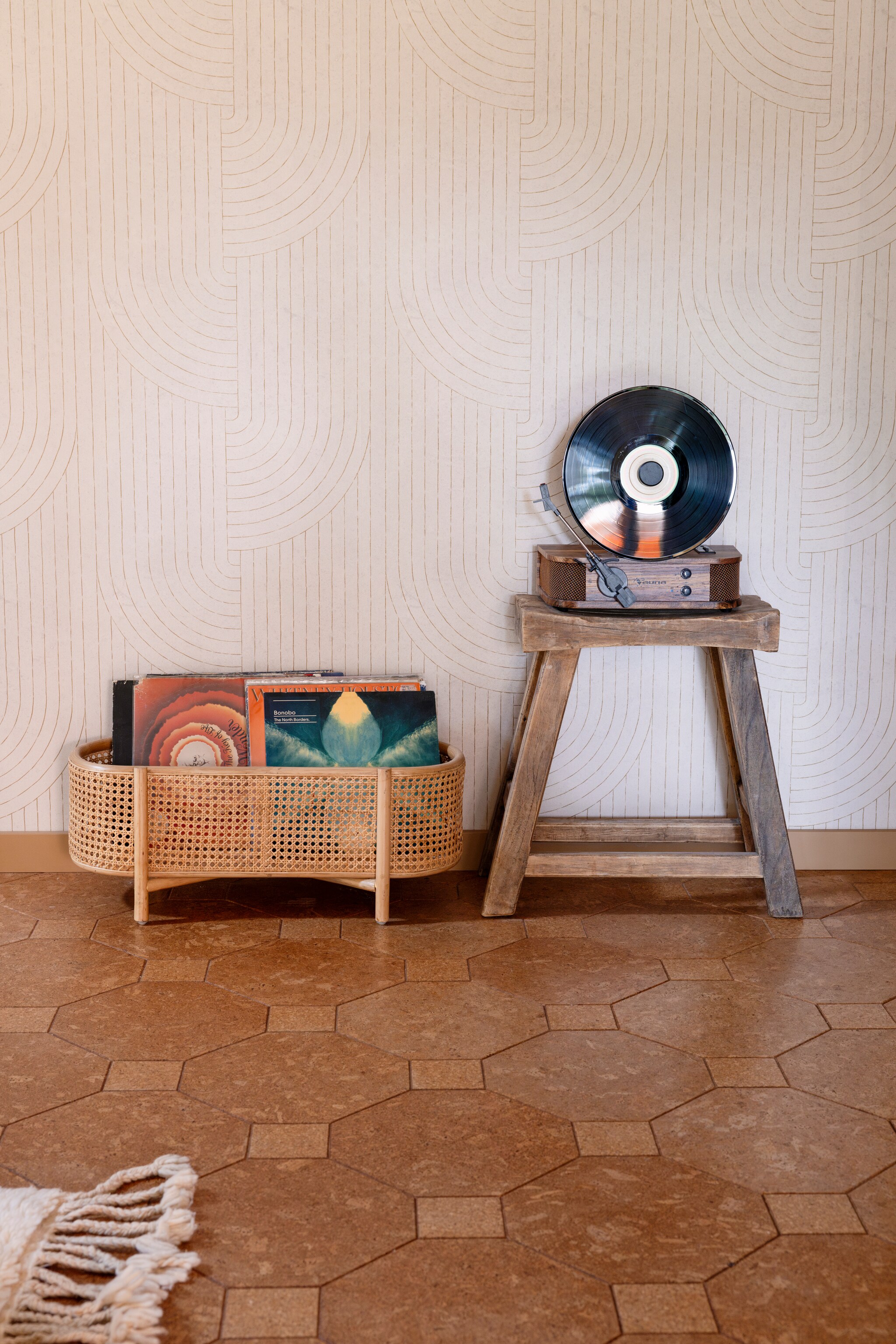 Platenspeler Verticalo S van Auna, rotan elpee-bak Kwantum, kruk Casa, vtwonen vliesbehang Broom bow flax van Karwei. vtwonen 02-2025 | styling Ilona Jongepier | fotografie Dana van Leeuwen | tekst Chris Muyres