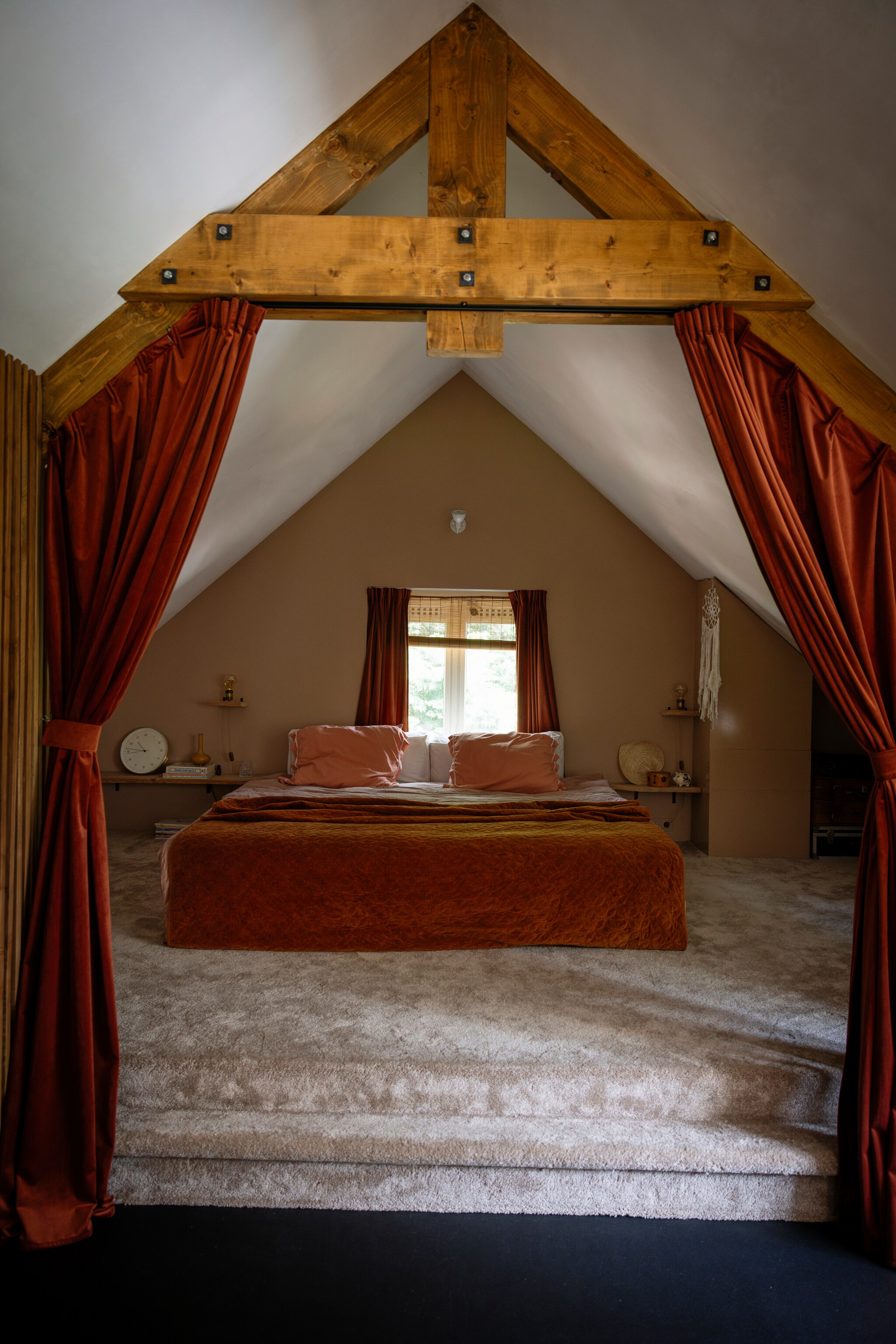 Wandkleur Transcend van Histor. Bed zelf getimmerd en gebeitst in Wood Stain Walnut van Spectrum. Dromenvanger zelf gemaakt, dekbedovertrek Jysk, sprei en vloerbedekking Kwantum, gordijnen gemaakt door Jannekes moeder, bedlampjes zelf gemaakt met onderdelen van Gamma. vtwonen 02-2025 | styling Ilona Jongepier | fotografie Dana van Leeuwen | tekst Chris Muyres