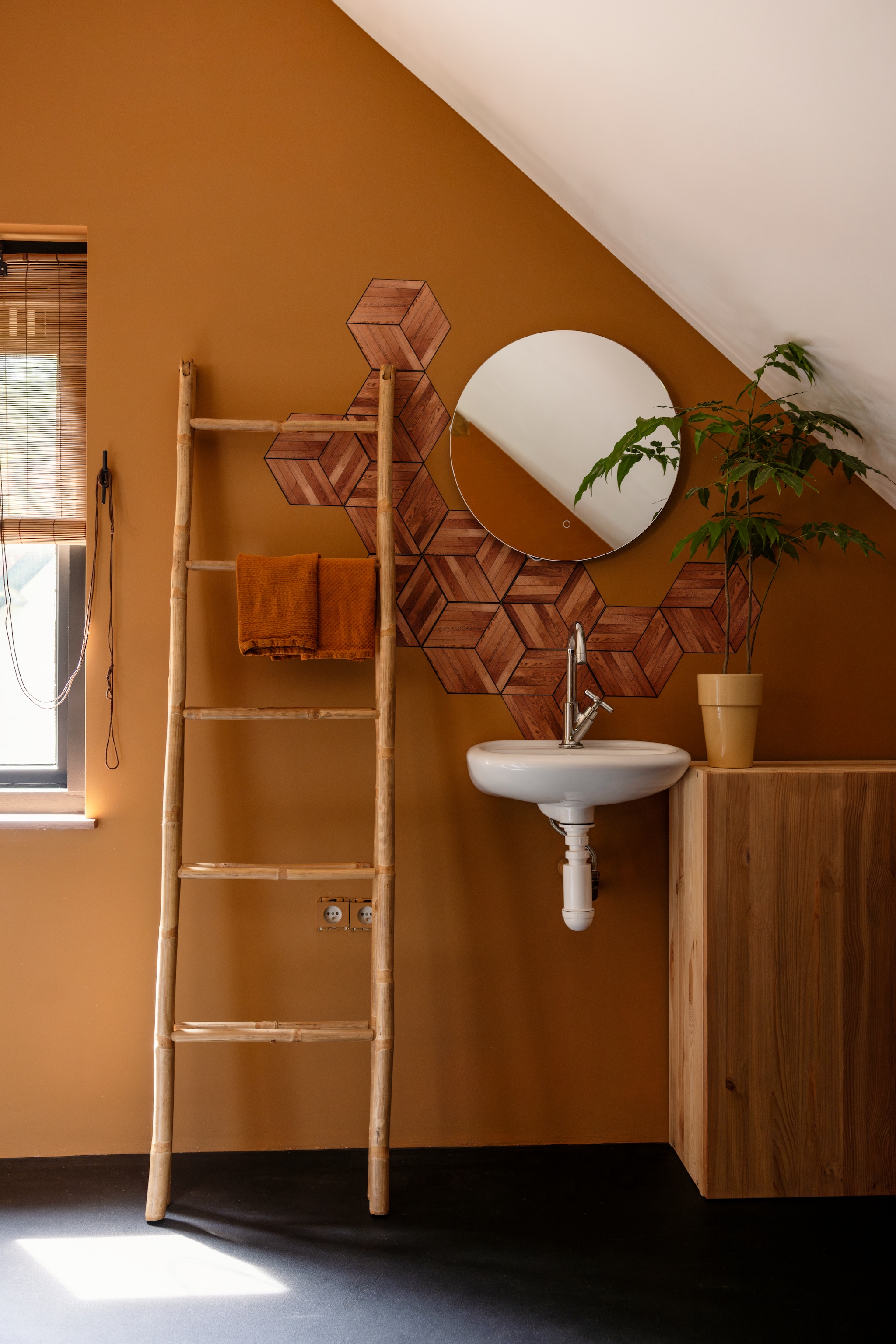 Handdoeken Hema, raambekleding VidaXL. Spiegel en badkamerspiegel met ledverlichting  Nella Basic van Borelli, plaktegels Temu, kast Ikea, ladder en wasbak onbekend. vtwonen 02-2025 | styling Ilona Jongepier | fotografie Dana van Leeuwen | tekst Chris Muyres
