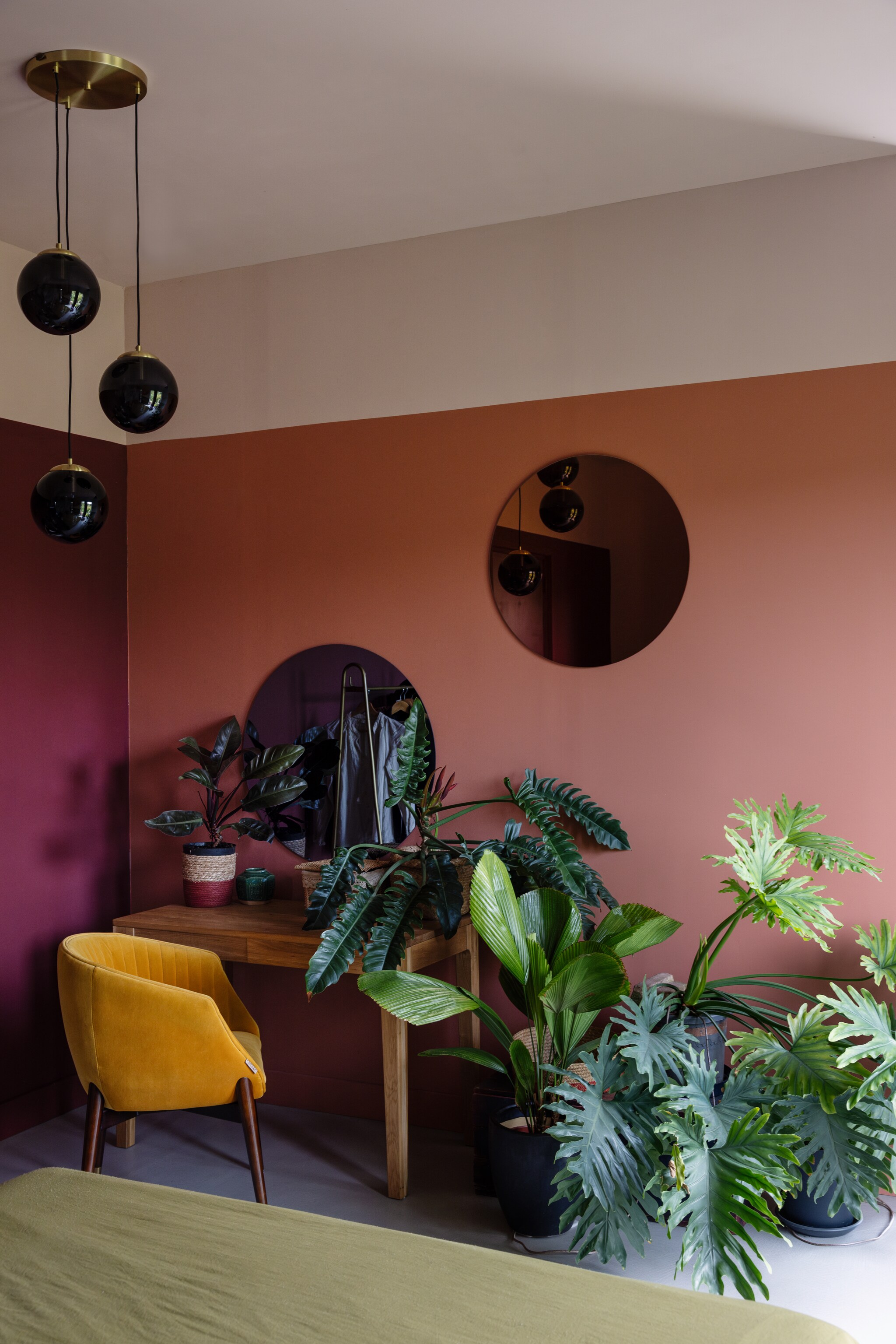 Gietvloer met microtopping M2 Vloeren. Muurkleuren Wijnrood, Herfst en Interieur van Gamma. Hanglamp Pallon van Qazqa. Spiegel gerookt glas Rose en spiegel Kaila van BGA. Bureau Marsens I van Ars Natura via Home24, tweedehands stoel Dutchbone. Planten Philodendron-soorten en een waaierpalm. Beddengoed Dekbed Discounter. styling ilona jongepier | fotografie dana van leeuwen | tekst Mirjam Rosema-Verhulst