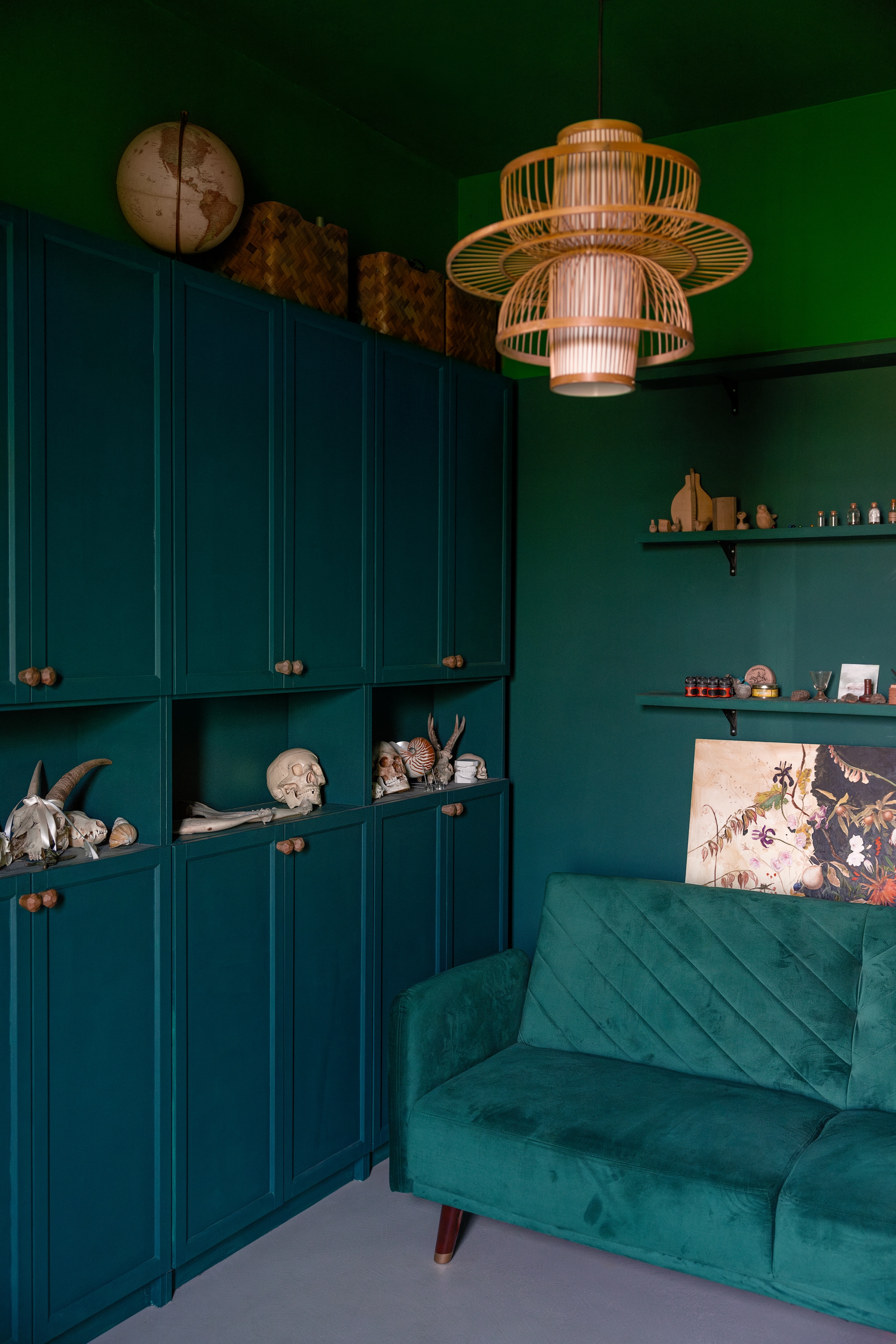 Gietvloer met microtopping M2 Vloeren. Kleur muur, steigerhoutenplanken en kast Comfort van Gamma. Kast Ikea met knopjes van Xenos. Hanglamp Sissy-Boy, slaapbank Senja van Beliani, globe kringloop, schilderij zelfgemaakt. vtwonen 02-2025 | styling ilona jongepier | fotografie dana van leeuwen | tekst Mirjam Rosema-Verhulst