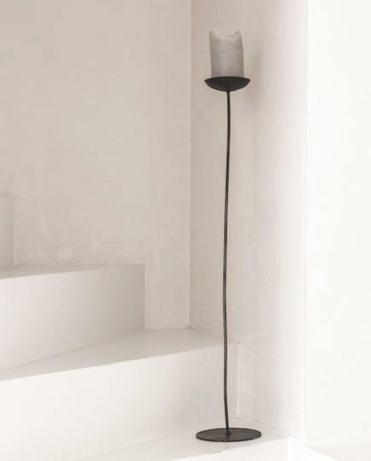 Metalen ronde vloerkandelaar van K’willeminhuis, 90 cm (h) € 119,99 (studioperspective.nl). Studio Perspective