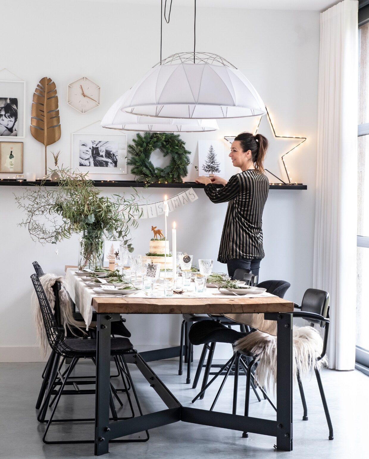 De eettafel is gemaakt door Robuust Maatwerk, van oud schuurhout en staal. Stoelen van Zuiver en HK Living, Ikea (kinderstoel) en een vintage stoel. Hanglampen Glow van Marc de Groot voor Hollands Licht. Veer van Dames van Rusticus Styling, klok van By-Boo, ster van Stoer Metaal. Vachtjes van Vacht van Vilt. De eettafel is gemaakt door Robuust Maatwerk, van oud schuurhout en staal. Stoelen van Zuiver en HK Living, Ikea (kinderstoel) en een vintage stoel. Hanglampen Glow van Marc de Groot voor Hollands Licht. Veer van Dames van Rusticus Styling, klok van By-Boo, ster van Stoer Metaal. Vachtjes van Vacht van Vilt.