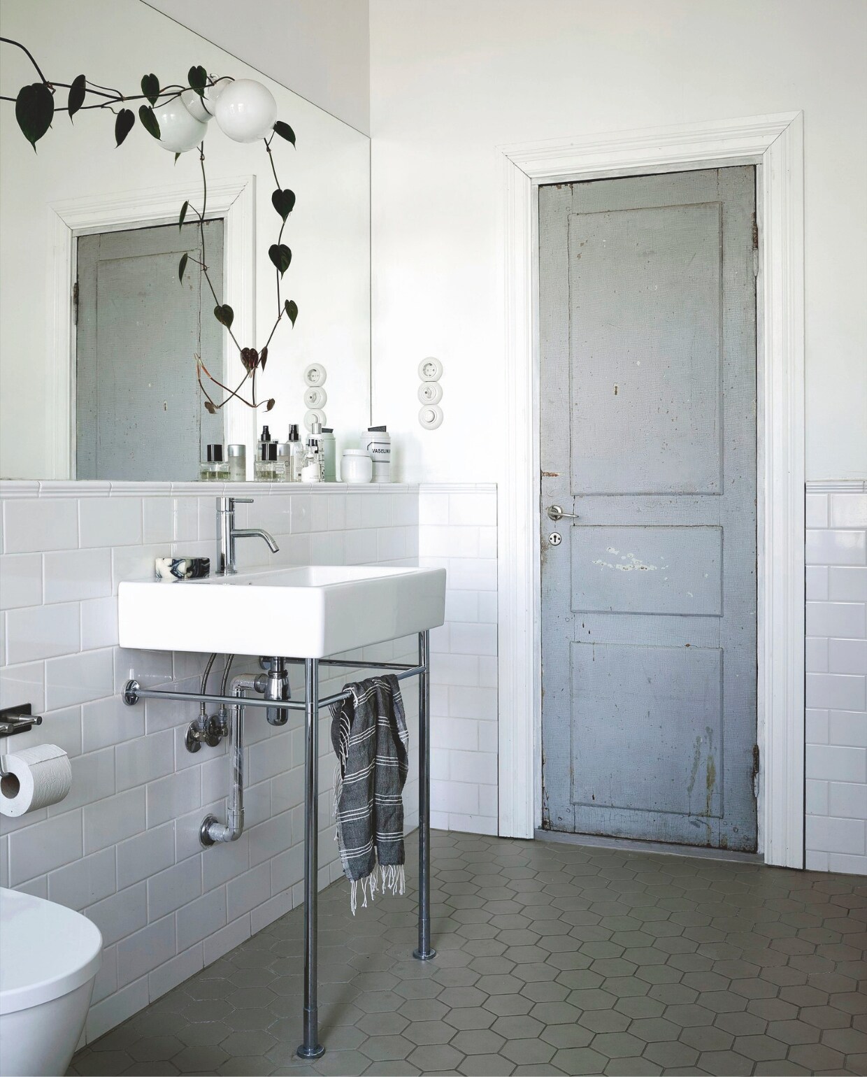 Vergelijkbare tegels Tegelfabriek. Vergelijkbare wastafel Duravit Sanitairwinkel. Handdoek Saana ja Olli. vtwonen 13-2024 | productie Jonna Kivilahti | fotografie Krista Keltanen