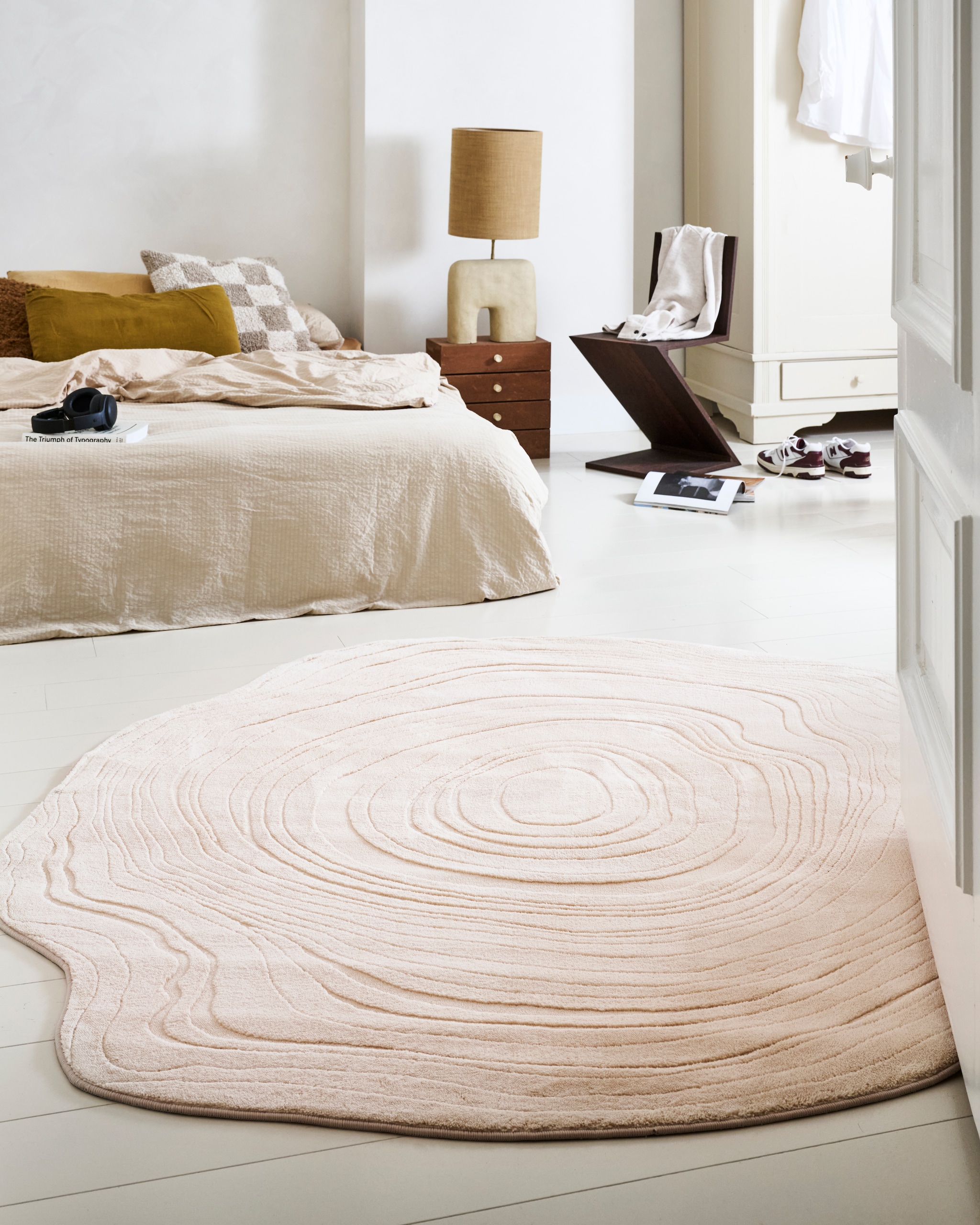 Vloerkleed Tree Life, 165x180 cm € 129 en 180x200 cm € 199. M.m.v. crispsheets.com (dekbedovertrek), hm.com (geblokt kussen), casagitane.com (mosterdgeel kussen, lamp), vandijkenko.nl (nachtkast). Overig privébezit. styling Marlies Does | fotografie Sjoerd Eickmans