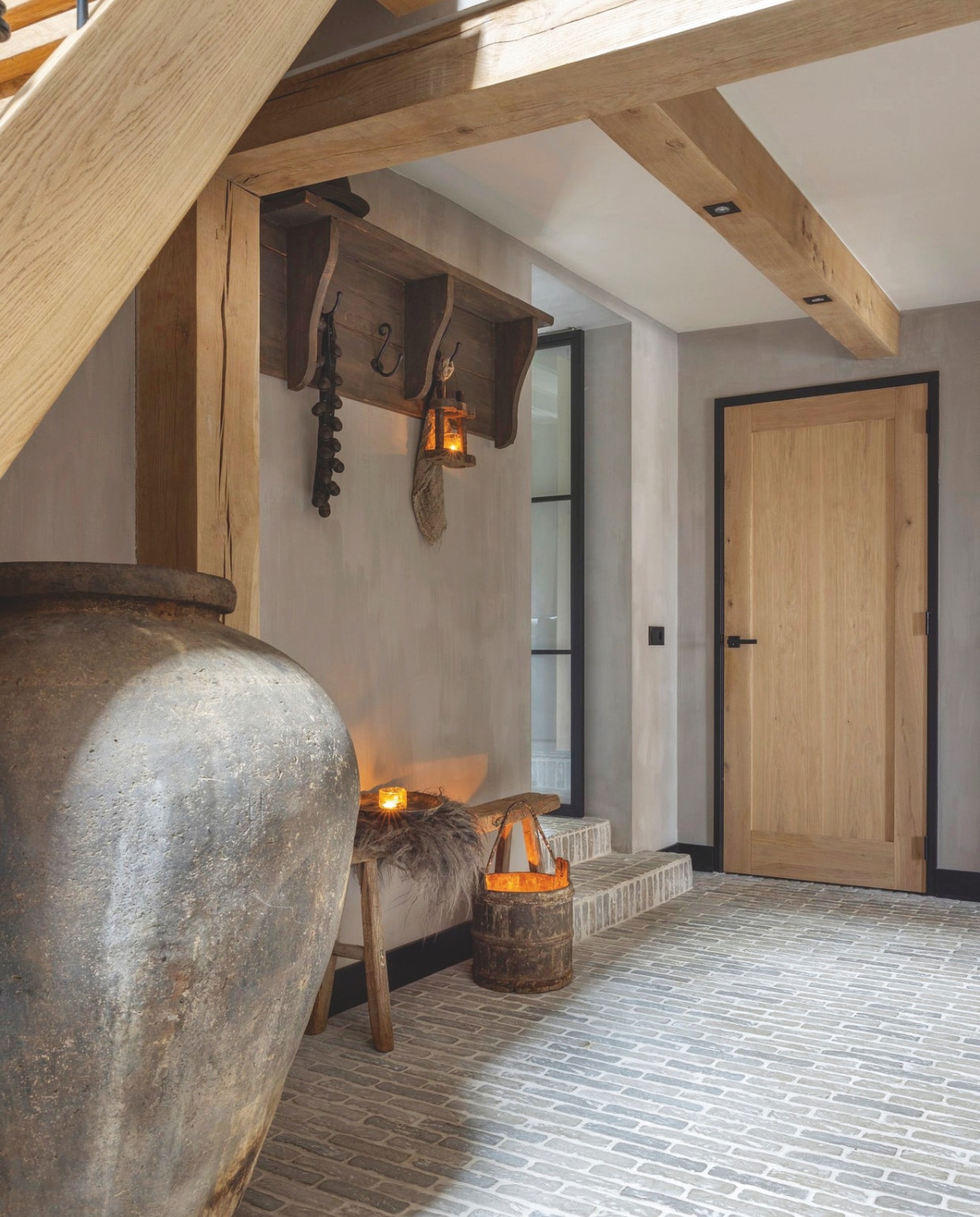 Vloer Raw Stones via Rust &amp; Tiek. Houten bankje Marktplaats. Grote kruik via kennis. Op de muur kalkverf kleur Wet Sand Pure &amp; Original. vtwonen landelijk binnenkijkspecial 2024 | fotografie Anneke Gambon