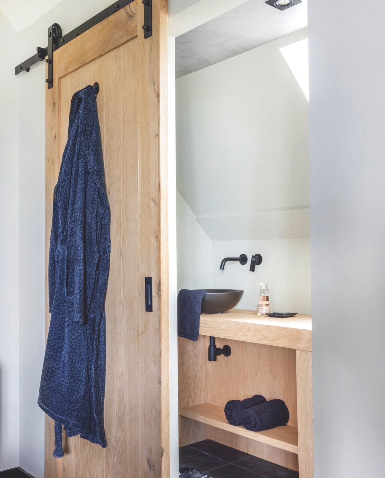 De badkamer was al aanwezig in het huis. vtwonen landelijk binnenkijkspecial 2024 | fotografie Anneke Gambon