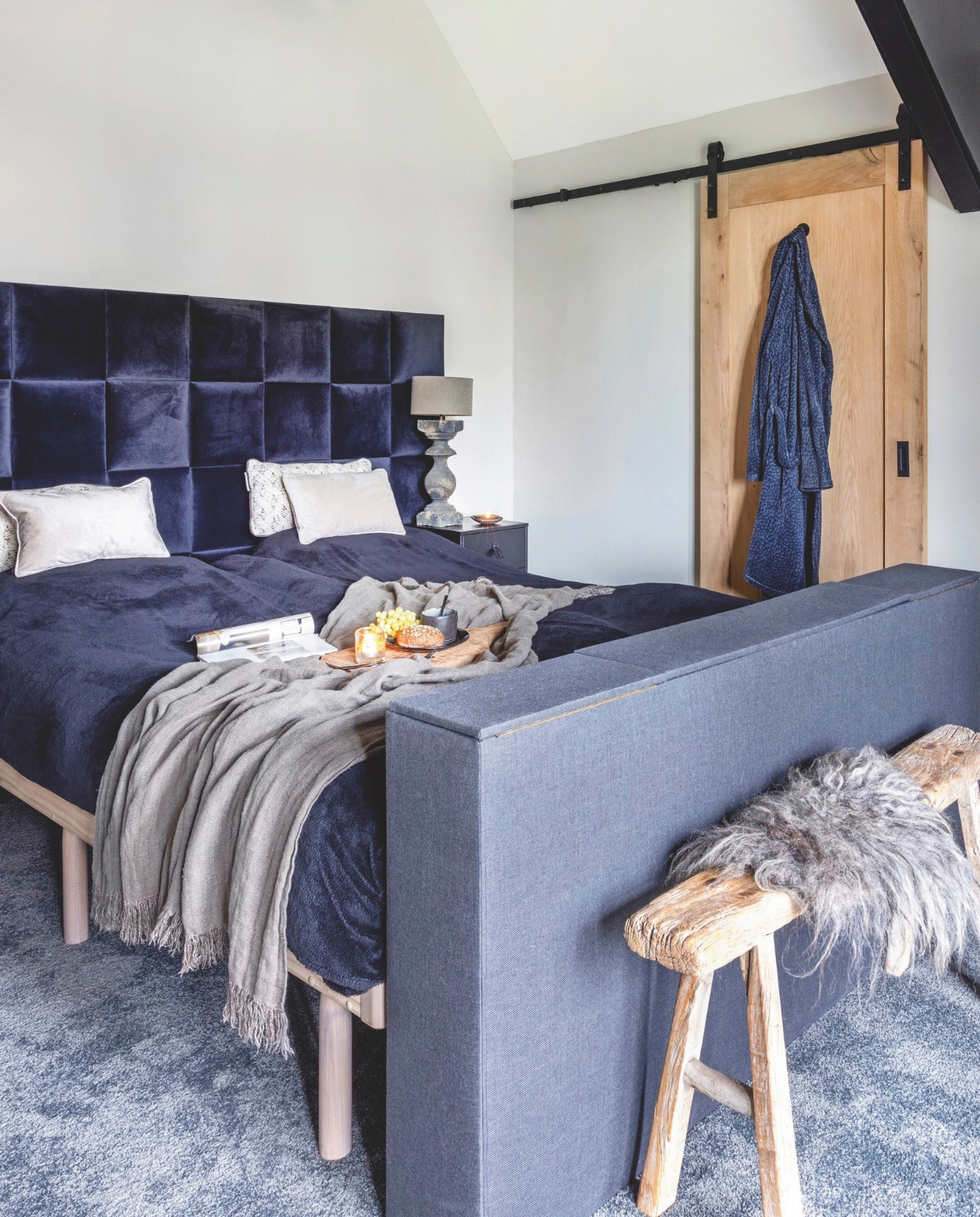 Achterwand zelfgemaakt met losse panelen van Hornbach. Beddengoed Optidee. Plaid Hoffz. Vloerbedekking Meulman Colors @ Home. Op de muur kalkverf kleur Wet Sand van Pure &amp; Original. vtwonen landelijk binnenkijkspecial 2024 | fotografie Anneke Gambon