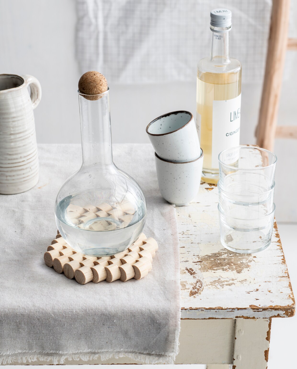Glaasjes Bodega per stuk € 1,75 (dille-kamille.nl). Mok Emma per stuk € 2,79(xenos.nl). Limonadefles Limeau Gingerale € 4,10 (ah.nl). Decoratieve ladder Roelteak, 160x55x5 cm (lxbxd) € 39,99 (leenbakker.nl). Tafeltje (vandijkenko.nl). Soortgelijkekaraf (blokker.nl). Overig privébezit. vtwonen 01-2020 | productie &amp; styling myla griese | fotografie louis lemaire/Insidehomepage
