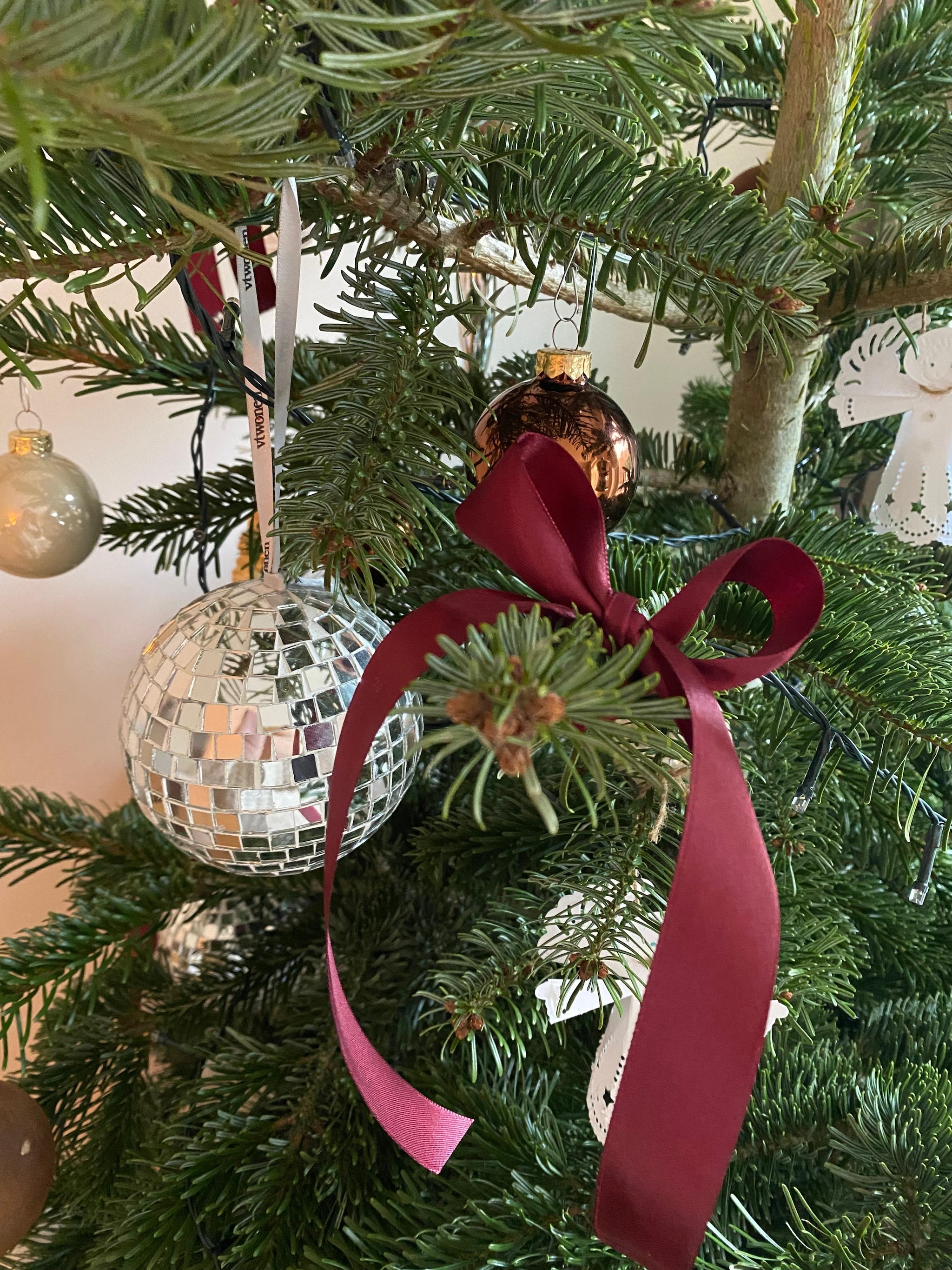 Bordeauxrode strik in de kerstboom vtwonen