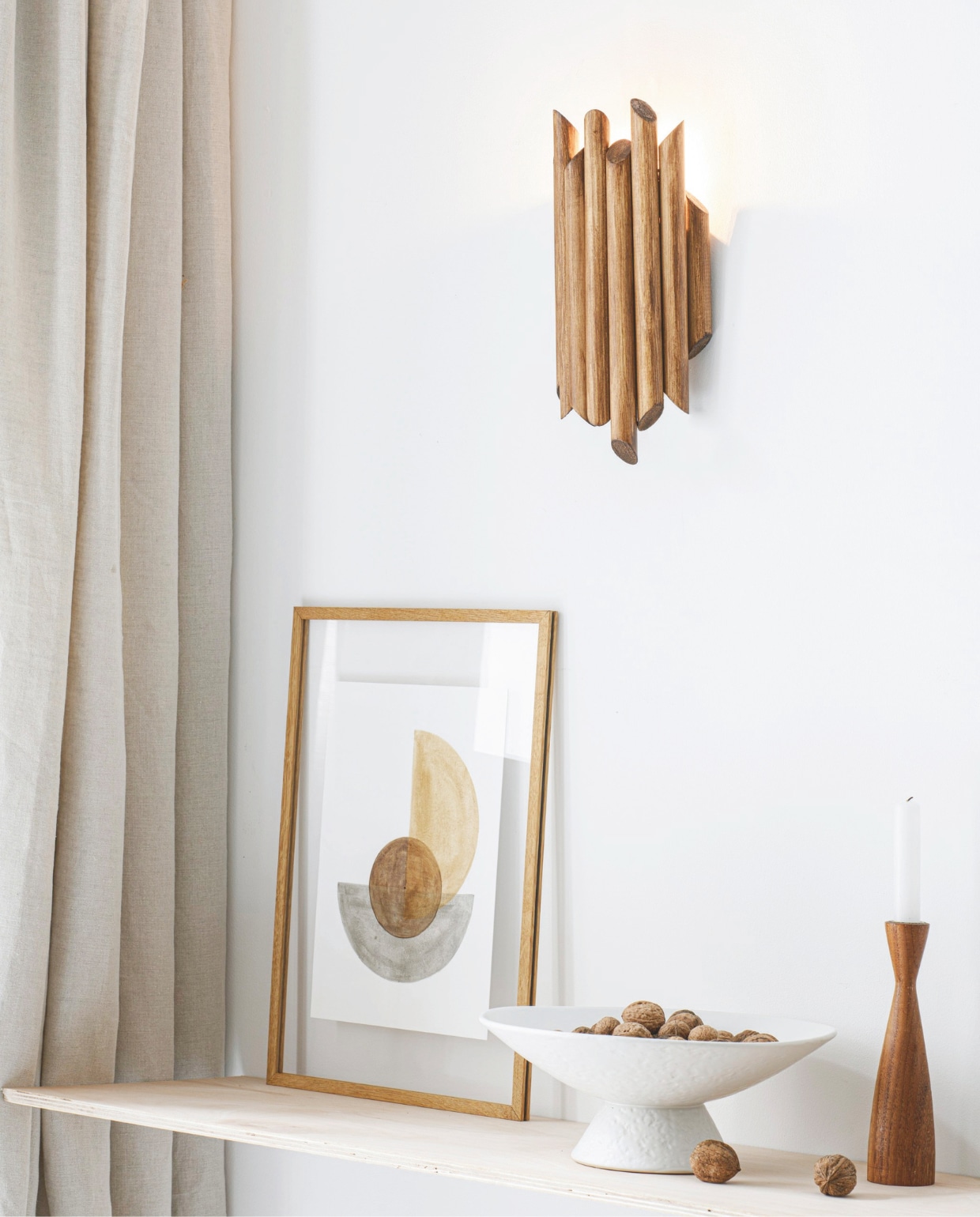 Schaal en kandelaar (tablejoy.nl). Lijst (lampenmaster.nl). Gordijnen (karwei.nl). vtwonen special DIY 09 | styling en uitvoering Anja Bas Backer, Laura Gommans | fotografie Louis Lemaire