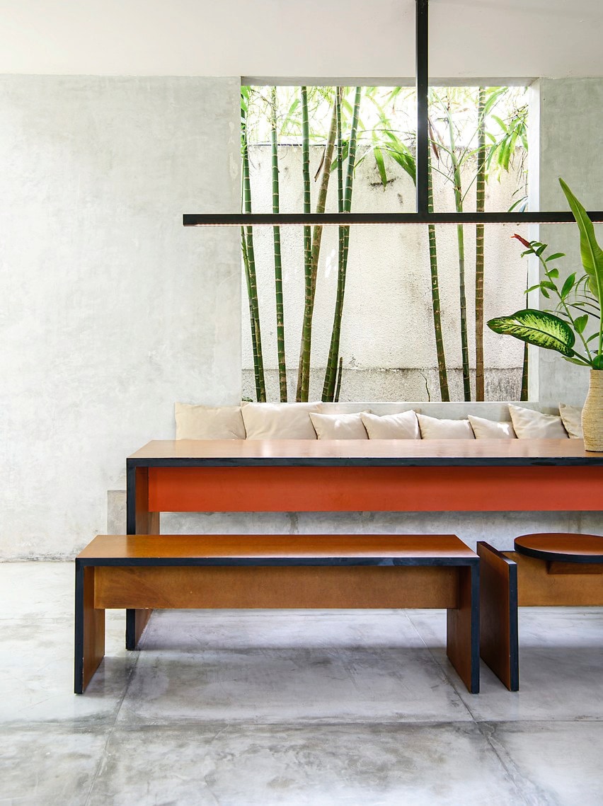 Houten meubels ontworpen door de bewoners en gemaakt door lokale ambachtslieden, vergelijkbare hanglamp 12661 van Rietveld Licht. vtwonen 03-2024 | styling kim timmerman | fotografie louis lemaire