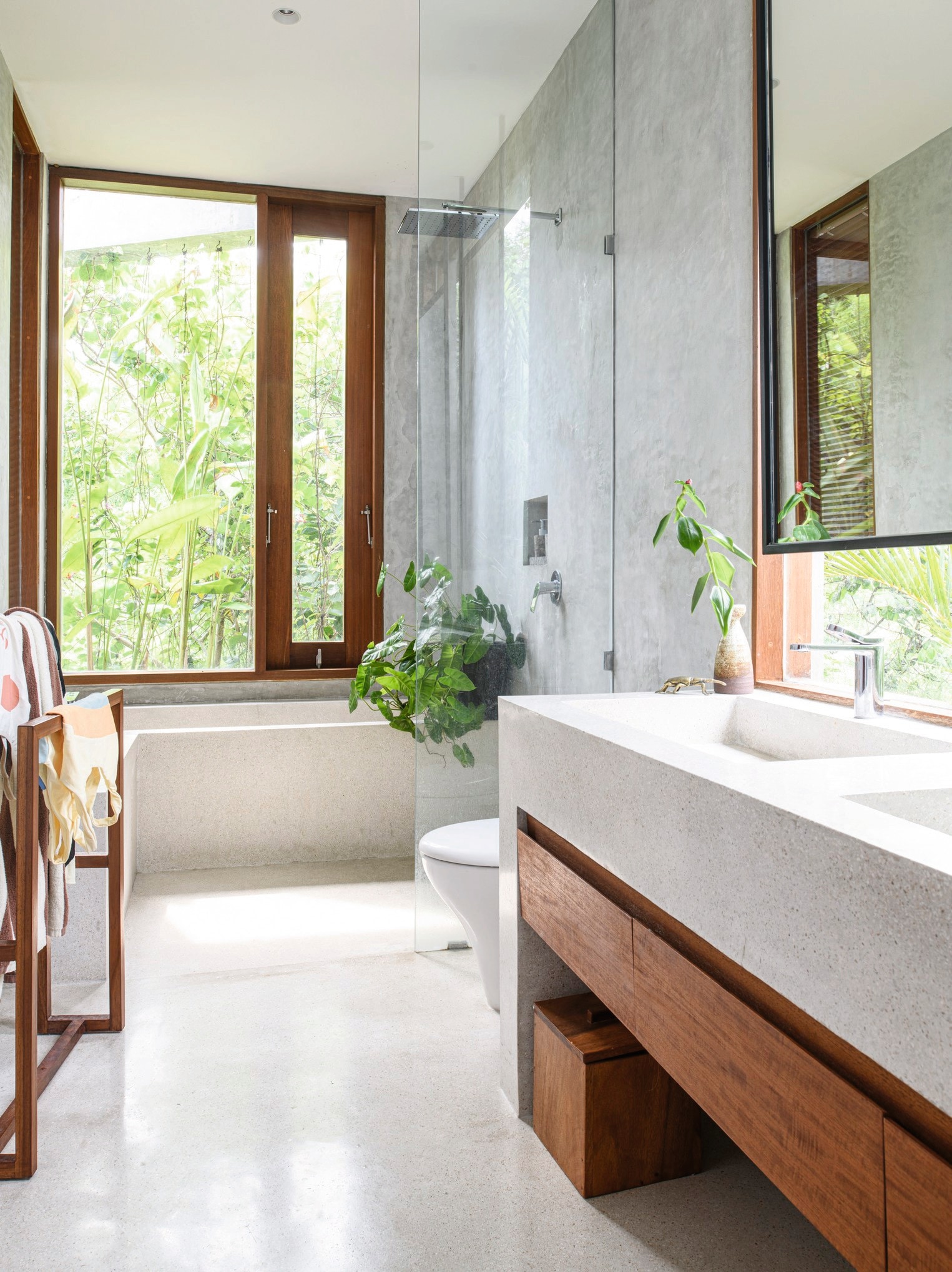 Vloer- en wandafwerking Polar uit de Pietra Edition-collectie van Dekton, prijs op aanvraag (cosentino.nl).Muurverf Absolute Matt Emulsion in Affogato, 2,5 liter € 108,- (littlegreene.nl). vtwonen 03-2024 | styling kim timmerman | fotografie louis lemaire