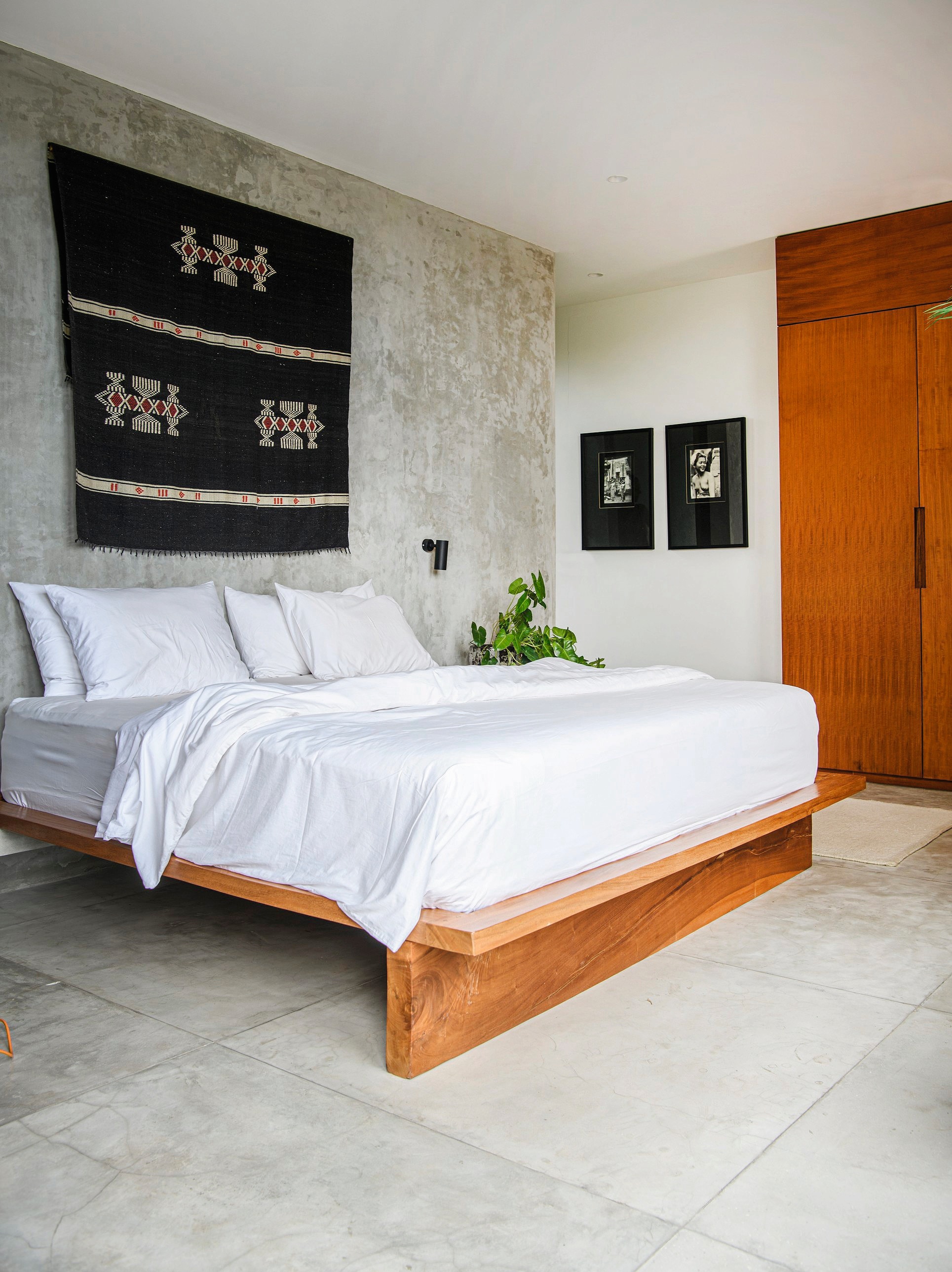 Bed op maat gemaakt, soortgelijk bed Kanso van Karup Design. vtwonen 03-2024 | styling kim timmerman | fotografie louis lemaire