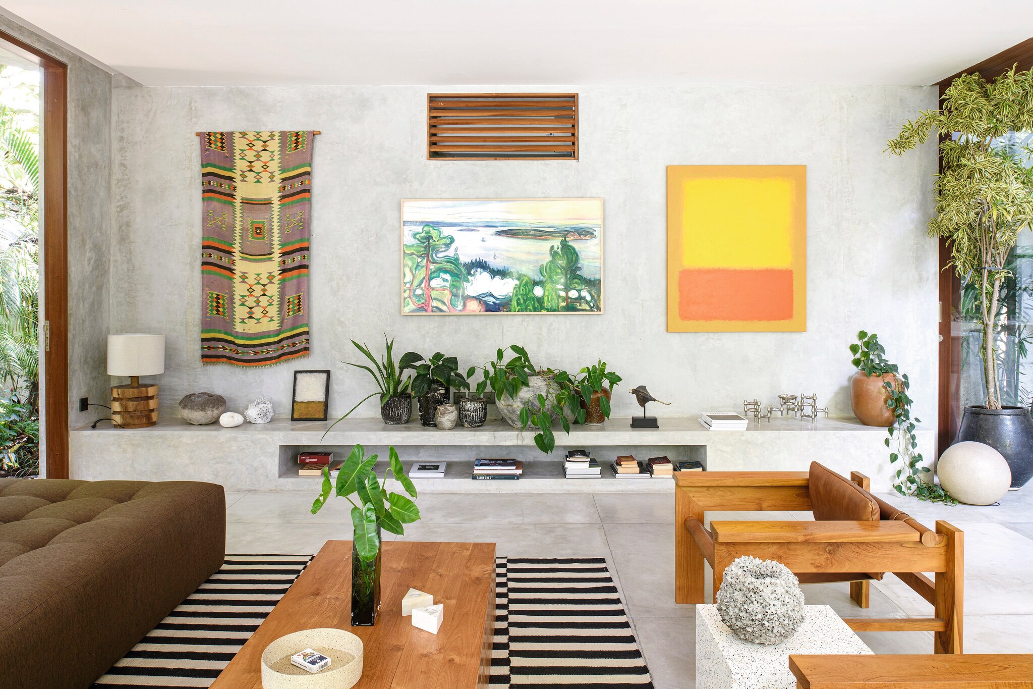 Vloerkleed Stockholm van Ikea, meubels gemaakt door lokale ambachtslieden. Kunstwerk rechts is een kopie van een schilderij van Mark Rothko, kijk op Etsy voor zulke reproducties. Soortgelijke fauteuil Crate van Gerrit Rietveld, opnieuw uitgebracht door Hay. vtwonen 03-2024 | styling kim timmerman | fotografie louis lemaire